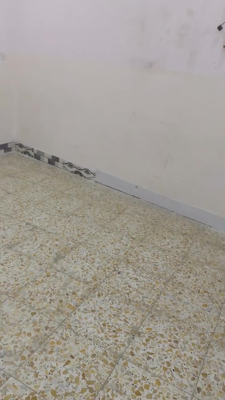بيت للايجار مساحه 160متر جاهز من كلشي بناء جديد يتكون من غرفتين وصاله ومطبخ وحمامين ومناور اثنين يوجد خدمات فول. خط انترنت خط سحب.  ماطور ماي سخان 5 براميل ماي انارة كاملة لشموع واللدات جيب غراضك وتكعد.  ***********.
