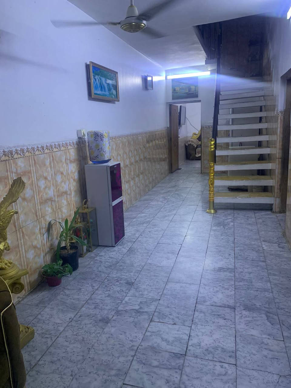 السلام عليكم 
دار للبيع المساحه 150 متر طابو ملك صرف الواجه 6 
يحتوي المنزل على 3 غرف وصاله واسعه مع خدماتها 
والطابق الثاني 4 غرف وصاله مع الخدمات 
الموقع حي الضباط بعد فرعين عن المتنزه الجبير 
 رقم الهاتف
***********
