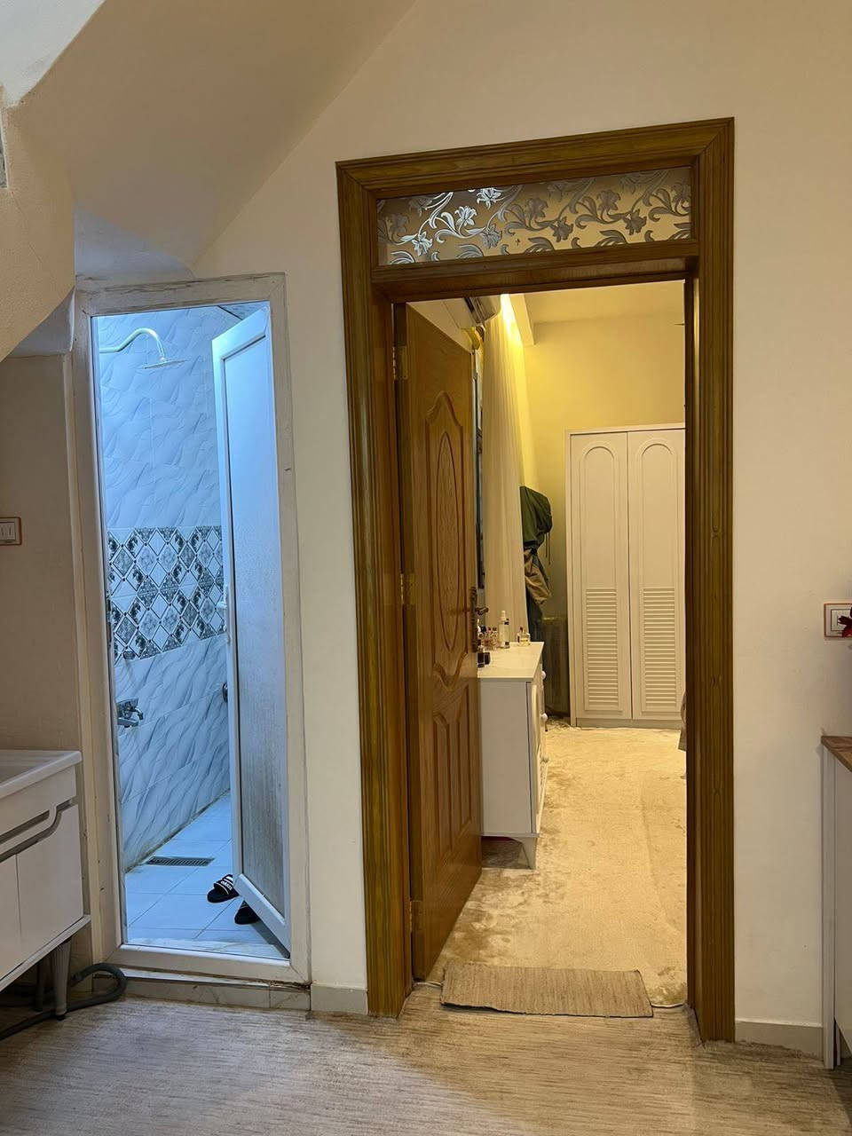 يالله الهم صلي على محمد وآل محمد يوجد بيت مساحه 75متر طابق واحد بناء بلوك بي غرفه وصاله واستقبال ومطبخ وصحيات عمل درجة اولى كافة الخدمات ماء مجاري كهرباء وتبليط طابو زراعي قرار محكمة البيع مباشر معه صاحب الارض موقع البيت كربلاء مجمع النجمه مقابل علوه المخضر طريق الرابط عمود 1182يصلح سكن او حسينيه للزوار الاستفسار انتصل على الارقام التالية 
***********
***********
واتساب موجود تحياتي للجميع
