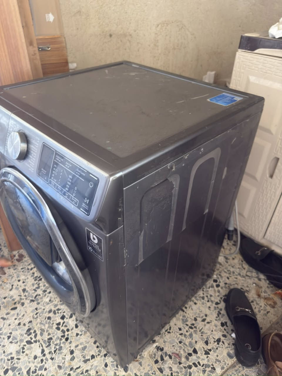 سلام عليكم غسالة سامسونج ٩كيلو شغاله كامل بس التجفيف بيها يشكل مرات يشتغل مرات لا السعر ٢٠٠ وبيها مجال للتواصل على الواتساب ***********
