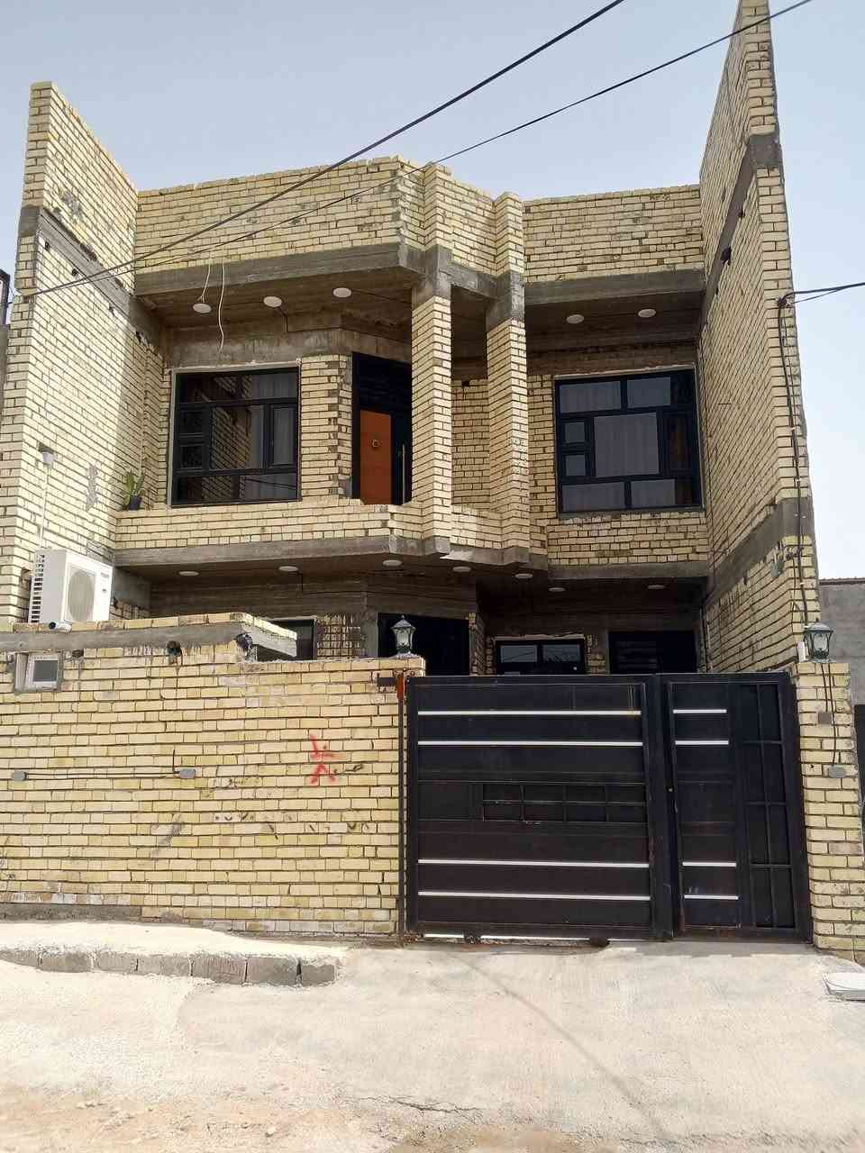السلام عليكم بيت للبيع طابو زراعي سند 25 المساحه ١٥٠متر يحتوي على ٤غرف نوم واستقبال ٧في ٤ ومطبخ تاءوصاله وصحيات داخليه و خارجيه طابقين بناء طابوك بناء حديث كراج ٦متر  السعر ١٥٠ وبي مجال لطيبين ديالى بعقوبة منطقت ام العضام شارع المضيف الحيالي توزيع شيخ عباس التميمي تلفون ***********@
