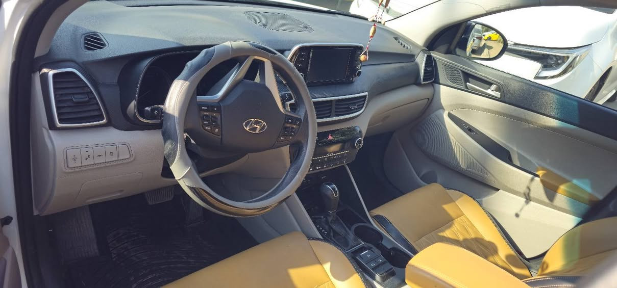 للبيع أو مراوسة
تكسون موديل ٢٠٢٠ ماشية ٢١ ألف ميل فقط وارد أمريكي 
ضررها جاملخ خلفي وشوية من الباب الخلفي وملاحظات بسيطة جدا 
فول مواصفات أرقام وسنوية وهزة جديدة كوبون بنزين بها 
١٨٠$ 
***********
