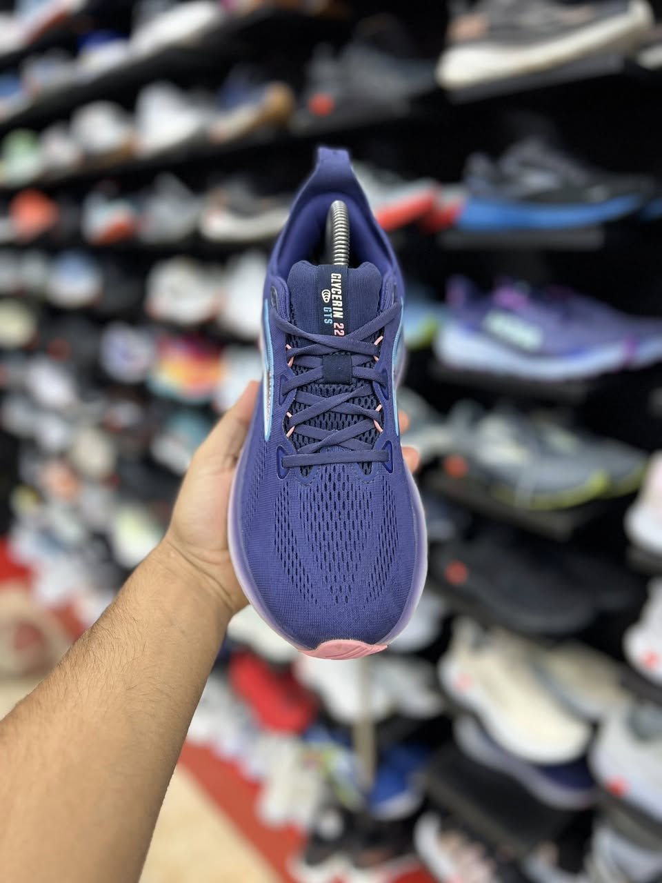 Brooks Glycerin GTS 22

المميزات الأساسية للحذاء:
نظام الدعم GuideRails: تقنية متطورة تحمي مفاصل القدم والركبة من الحركة الزائدة وتمنع الالتواء أثناء الجري.
نعل أوسط DNA Tuned: نعل محقون بالنيتروجين يمنحك هبوطاً ناعماً ومريحاً عند الكعب، مع دفع مرن واستجابة سريعة عند مقدمة القدم.
جزء علوي Double Jacquard: قماش شبكي مزدوج يوفر تهوية ممتازة وملاءمة مرنة لشكل القدم

قياس 40.5 القدم 26

قياس 42 القدم 27

السعر 95 الف

العنوآن نجف ملحق الروان
*********** واتساب
