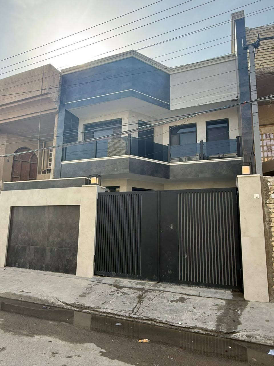 دار للبيع مساحه 150متر
واجه 7ونص نزال 20 
بيت فول موصفات
ديكورات داخليه
واجه بورسلين شغل تصفير درجه اولى 
يحتوي  على مدخلين
 4غرف نوم 
4 خدمات صحية 
مطبخ صاله كبيره وصاله صغيره 
سنه البناء 2014 محدث 2025 
بيت فول  درجه اولى
ديكورات لدات مخفيه 
موقعه حي الجهاد الحمدانيه سعره 380 وبي مجال 
للأستفسار أكثر اتصل *********** 
مكتب_عالم_العقارات
