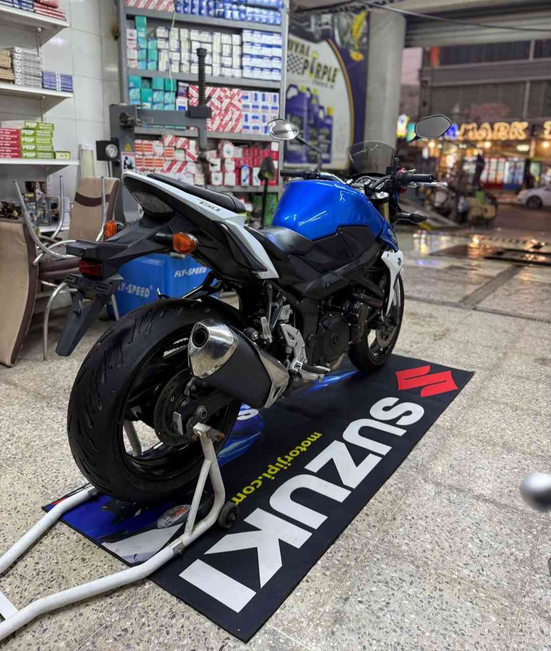 Suzuki GSR 750 2017
ياباني كفالة عامة الدراجة مكينة وكفر بلاد ابيع على ورقة المزاد 
بيها زوج تايرات مشلن مال وكالة زنون بلادي سويچات ثنين نظام اي بي اس الدراجة مثل مموضح بالصور خير من الله وجديدة دراجة العنوان بالبنوك أو الاعظمية 
الشراي يتصل *********** ✅
