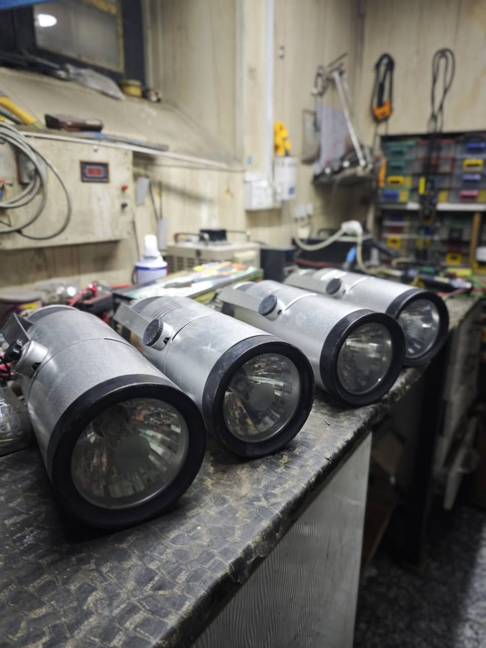 بروجكتر ١٥٠ واط الواحد ب١٥ شغال يحتاجلة فقط تبديل گلوب
مكاني الكرادة ***********
