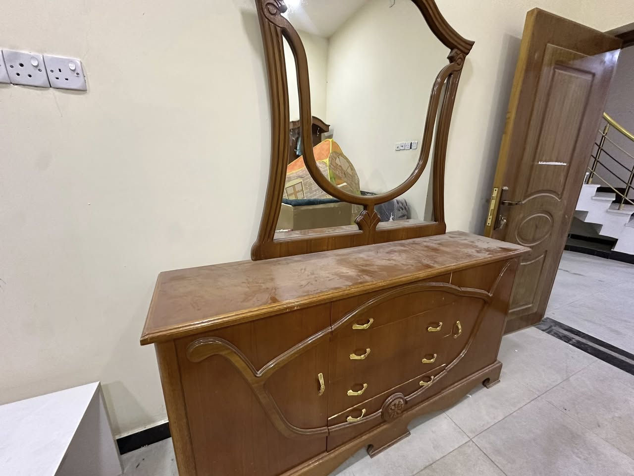 غرفه تفصال عراقي شغل درجه اولئ 7 قطع نظيفه للبيع 
***********
