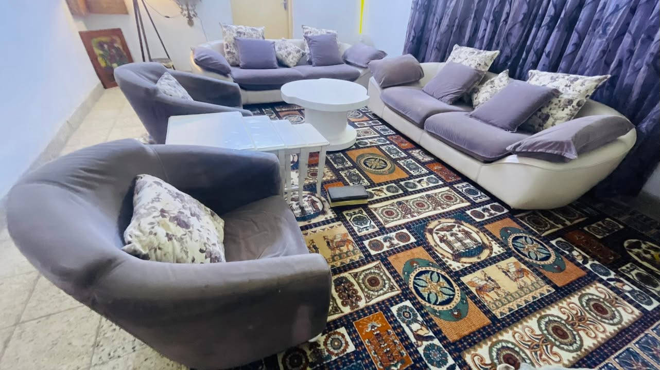السلام عليك
للبيع تخم قنفات مطعم جلدوقماش مع سيت طبلات مع طبلة وسطية بسعر مناسب ٤٥٠ وبي مجال بسيط 
العنوان حي الخضراء 
رقم تلفون ***********

