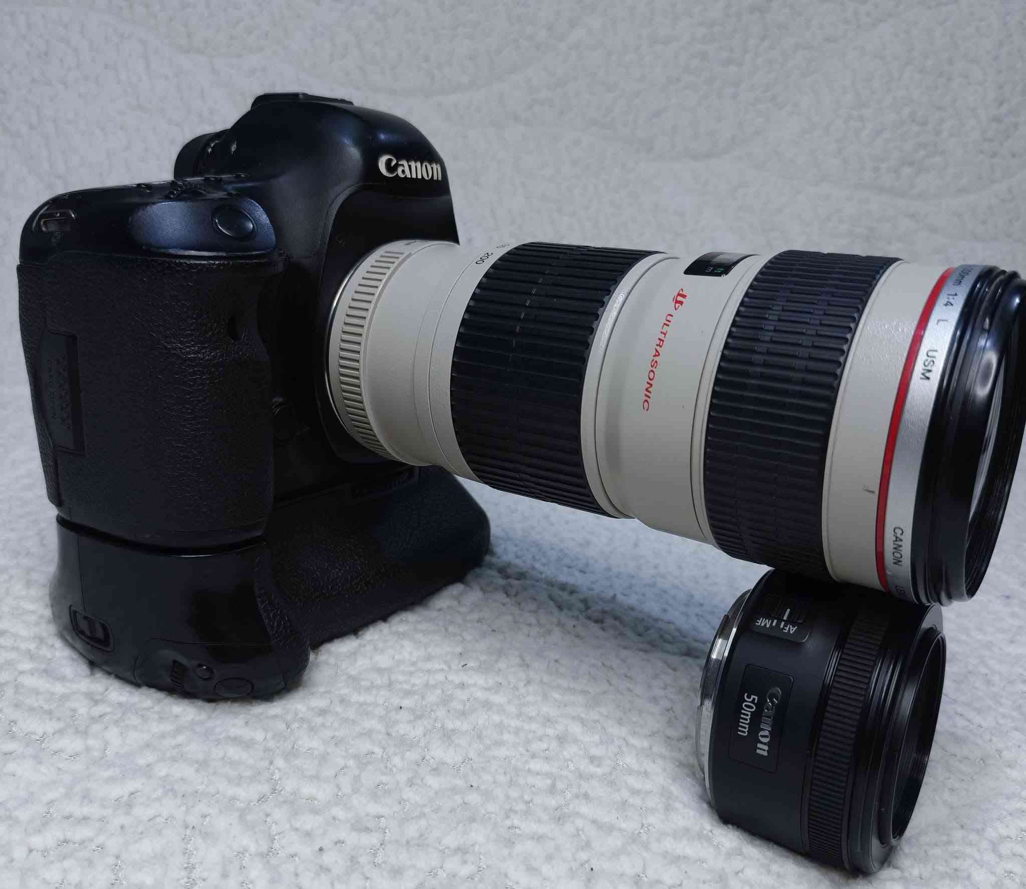 فايف دي ماركه 3 للبيع
مع عدسة 50ملم ملكة العزل
وعدسة رياضيه 70-200 فتحه 4
نضافه 90%
شترها ماعرف اطلعه الكامره صورتها تخبل 
.. #صور_من_الكامره_داخل_التعليقات
مع جنطة ظهر مدرعه 
كرب
دبل بطاريه
شاحن اصلي 
حزام كتف
مع رام اصلي 32 كيكه
كل هذا وبسعر خيالي 
تواصل ***********
او مراسلة الصفحه
