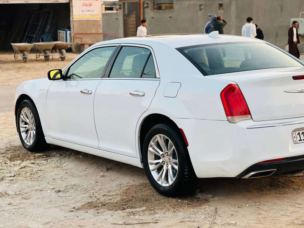 السلام عليكم
للبيع كرايسلر C300 اوباما 
2017 أصل ماشيه 93mil رقم بغداد الدولي شرط التحويل هزه جديده V6/3600
تو ويل
وارد كندي داخله كلين ماعدا طخات بسيطه معدلات بارد ومسحوبات كارت

السياره جاهزه من كل نقص 
حداديه تخم تاير تدفئه تبريد كله جاهز
المواصفات/
كير ماوس 8 نمر
بانوراما قطعتين
تشغيل عن بعد
كشنات تدفئه تبريد
كشنات كهرباء جلد اسود
لايت زينون عدسه
شاشه كبيره تدعم كاربلي
بصمه تشغيل وأبواب
خزن ميموري
كامرا خلفيه
ستيرن كهرباء
تبريد قطعتين
تحكم ستيرن جهتين مع مثبت سرعه
مري كهرباء
برده خلفيه كهرباء
ويل18 بلادي
باقي المواصفات معروفه
السياره جاهزه ربع ما تصرف عليها ومال جناي 
سعرها 200 وبيه مجال 
‭٠٧٧١ ٢٨١ ٩٦٧٠‬ ‬
