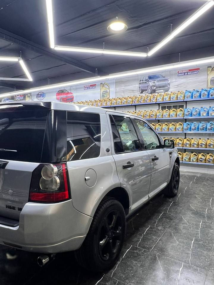 السلام علیکم 
لاندرۆفەر  ۲۰۱۰  کلین  دەعامیش سبوخی نیه بێ دەعمە سپی بونەوەشی نیە
شەریکە سەردار 
فول مواسەفات  پانوڕاما
ناوحورفەی جلدەو کارەباییە
گێر مکینە تبرید  هەمووشتی بەشەرت
سعری ۹۰  مجالێکی برایانە
***********
وەتس ئەپی لەسەرە أربيل, العراق
