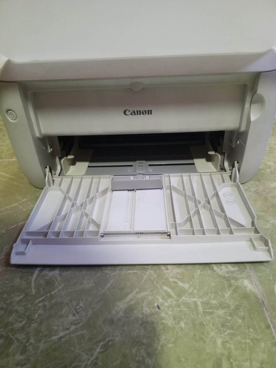 طابعة كانون ليزر Canon LBP6020 (بحالة الزيرو تماماً) 🖨️✨
للبيع طابعة ليزر أسود وأبيض Canon i-SENSYS LBP6020 بحالة ممتازة جداً (أخت الجديدة):
 الاستخدام: مطبوع بها أقل من 200 ورقة فقط!
 الحبر: الخرطوشة (التونر) الأصلية الخاصة بالشركة وما زالت ملحقة بها ولم تُستبدل أو تُعد تعبئتها.
 الملحقات: تشمل مزود الطاقة الأصلي وكابل البيانات (USB) الأصلي المرفقين معها من الوكالة.
 المميزات: طابعة سريعة، اقتصادية جداً في الحبر، وحجمها مدمج مناسب للمنازل أو المكاتب.
💰 السعر: 100,000 دينار عراقي (سعر قفل وغير قابل للتفاوض نظراً لحالة الطابعة ووجود ملحقاتها الأصلية).
📍 المكان: (بغداد الدولعي )
📞 للتواصل:( ***********)
