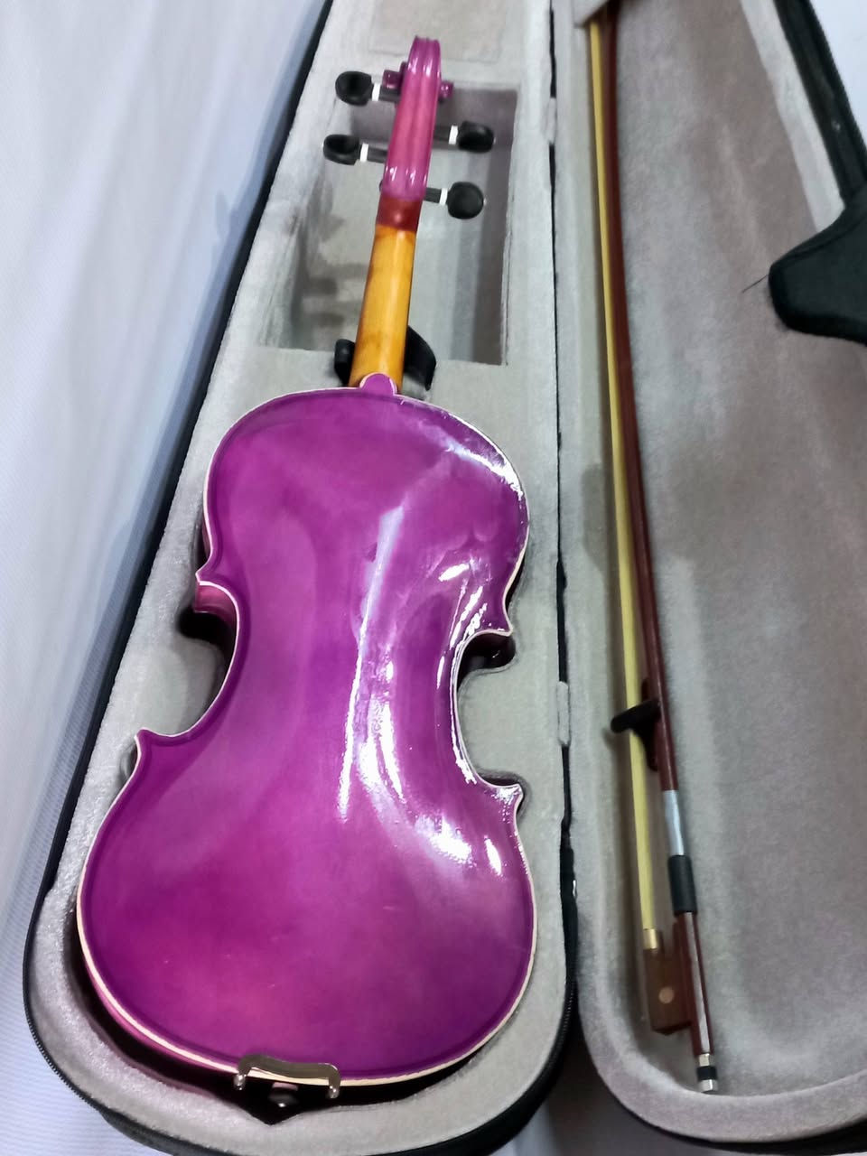 كمان ماركة للبيع سعرة 100 الف الكمان مو تجاري وكله من الخشب حجمه 4/4 مظبط ارتفاع الاوتار والغزالة وجاهز للعزف والتمرين والتدريب هذا رقمي وبي واتساب *********** مكاني بغداد/ البياع ( يوجدتوصيل بغداد والمحافظات )
