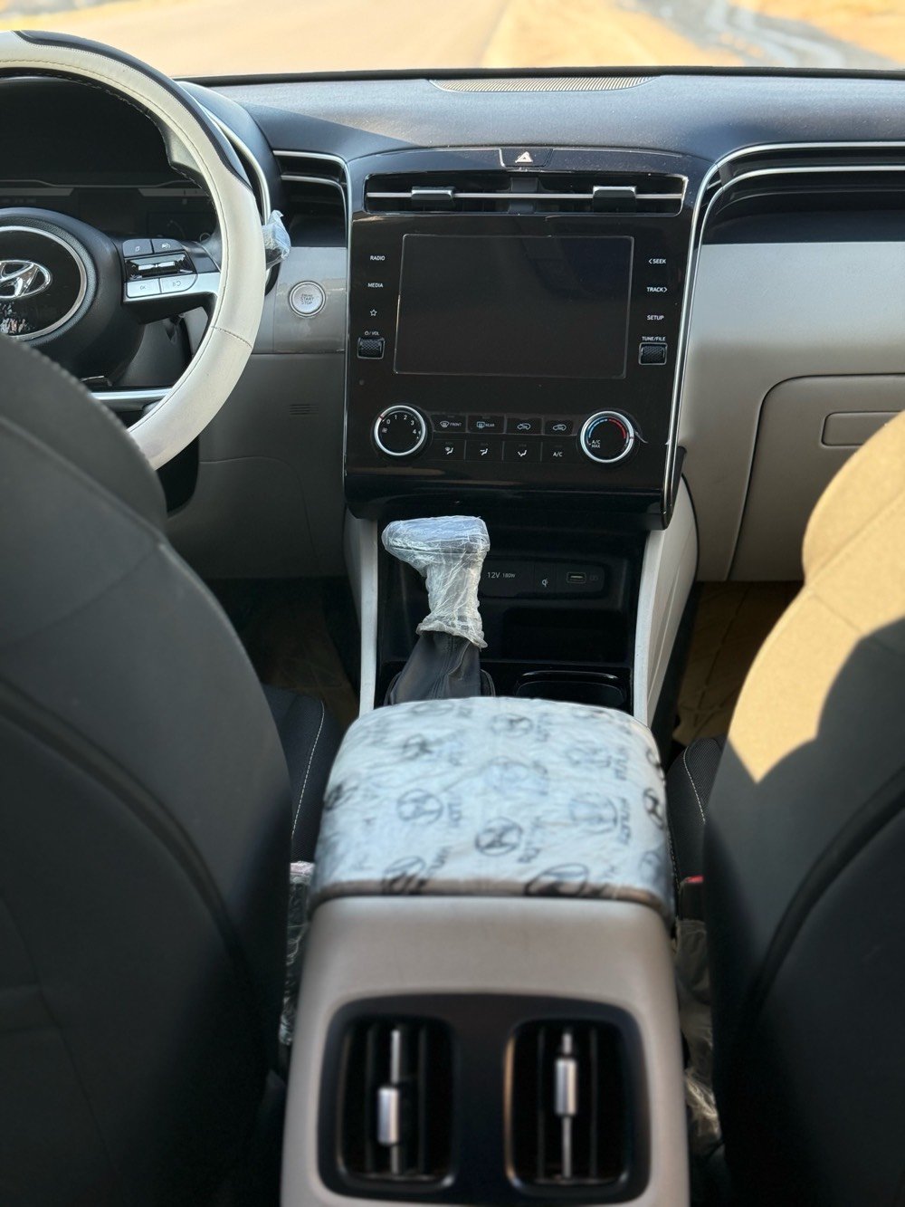 للبيع: هيونداي توسان 2023 - بحالة الوكالة
المواصفات العامة:
• الموديل: 2023.
• الوارد: خليجي.
• الفئة: كامل مواصفات عدا الفتحة.
• المحرك: ( حجم المحرك  2000 ).
• المسافة المقطوعة: (69 ) كم فقط.
.رقم بغداد انكليزي
✨ أهم المواصفات والمميزات:
• بصمة تشغيل وبصمة أبواب. عدد البصمات 2
• تشغيل عن بعد.
• شاشة كبيرة تدعم Apple CarPlay و Android Auto.
• كاميرا عالية الدقة مع حساسات خلفية وأمامية.
• لايتات LED أمامية وخلفية مع إنارة ترحيبية.
• تحكم ستيرن كامل (جهةين).
         . شحن موبايل وايرلس .
• مثبت سرعة (Cruise Control).
• ويل كب (رينقات) قياس كبير وتصميم مميز.
• نظام قيادة متعدد (Drive Modes).
• هاند بريك الكتروني (Auto Hold).
          . مري شفط (mariy shaft)
          . اشاير بالمري(shayir bialmirii)
• تخم تايرات جديد وبحالة ممتازة.
🛡️ حالة السيارة:
• السيارة بحالة ممتازة جداً 
(فقط يوجد بارد شبرين بين البابين جهة اليمين ).
• الداخلية نظيفة جداً وبريحة الوكالة.
• صيانة دورية ومنتظمة.
💰 السعر والتواصل:
• السعر المطلوب:  $ (208$).
• مكان التواجد: (بغداد).
• للاستفسار والتواصل: (***********).