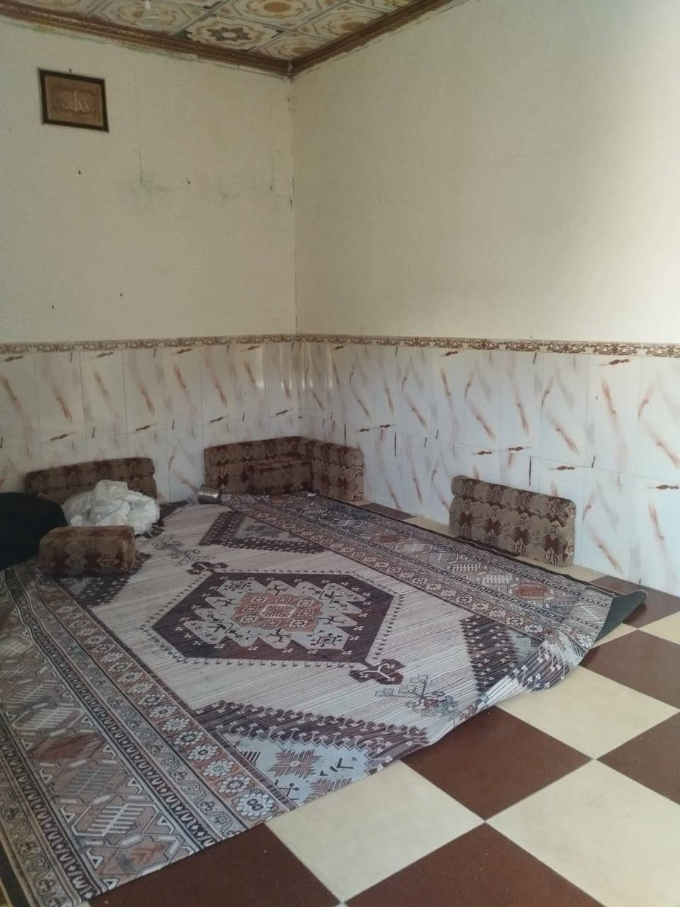 بيت زراعي في الزبير خلف اسواق حجي قيصر يبعد عن الشارع العام التبليط حوالي 200 متر على شارع 15 
طابقين الطابق الاول ديوان وغرفه وصاله ومطبخ الطابق الثاني سندويج غرفتين وموزع بناء حلو ومرتب متوفر كافة الخدمات ماء وكهرباء مساحة البيت 130 متر
رقم صاحب الدار
 
مس***********
