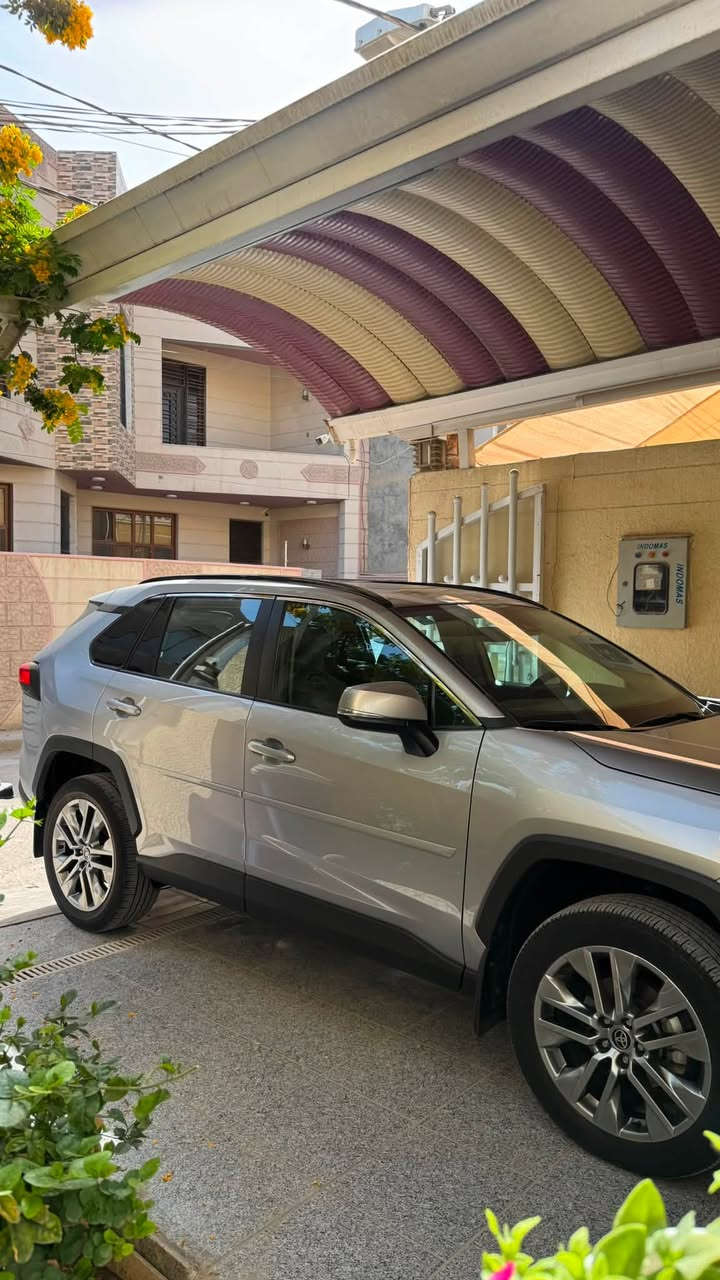 للبيع تويوتا راف فور xle بريميوم 2022 كفالة ⚠️
لون سلفر السياره بانزين مكينة 2.5 تنفس طبيعي
 والگير (AT) اوتوماتيك 8نمر  (وليس cvt ) ✅
المواصفات 
سلايد روف جنطه كهرباء شفط
رادارات 360 امامي جانبي خلفي مع نقطة عمياء بالمراية
كورس سرعة تفاعلي اوتو هولد كاربلي اندرويد اوتو  
اوتو ستار ستوب نظام اطفاء المحرك عند التوقف
سايد بريك كهربائي السيارة AWD (فور ويل )
انظمة قياده "الفور ويل" (جبلي وثلجي وطيني)
انظمة قياده (سبورت نورمل ايكو )
تدفئة مقاعد السائق والراكب بدرجتين تدفئة ستيرن 
8/كشاف تفاعلي مع الرادار الامامي 
كشن السايق كهرباء +خزن ميموري وضعيتين  ✅

"السيارة ممشاها 24 الف ميل فقط وقابل للزيادة "
كشنات جلد اسود السياره ومغلفهن
 مخمل للمحافظه عليهم 
*الضرر * ⭕️
السيارة وارد امريكي ما بيها قطره صبغ ولا تكحيل ولا تبديل 
الضرر فقط كما موضح بالصورة مجرد
 ضربه تافه (بوكسي ) بطرف قبق الجنطة ومصلح pdr 
السيارة غير هذا الضرر مكفوله كفالة عامة 
السيارة رقم بغداد تحويل ثاني يوم سنوية مجدده ل29
السيارة موجودة بالحلة للاستفسار الاتصال
‏‭***********‬ 
***********
