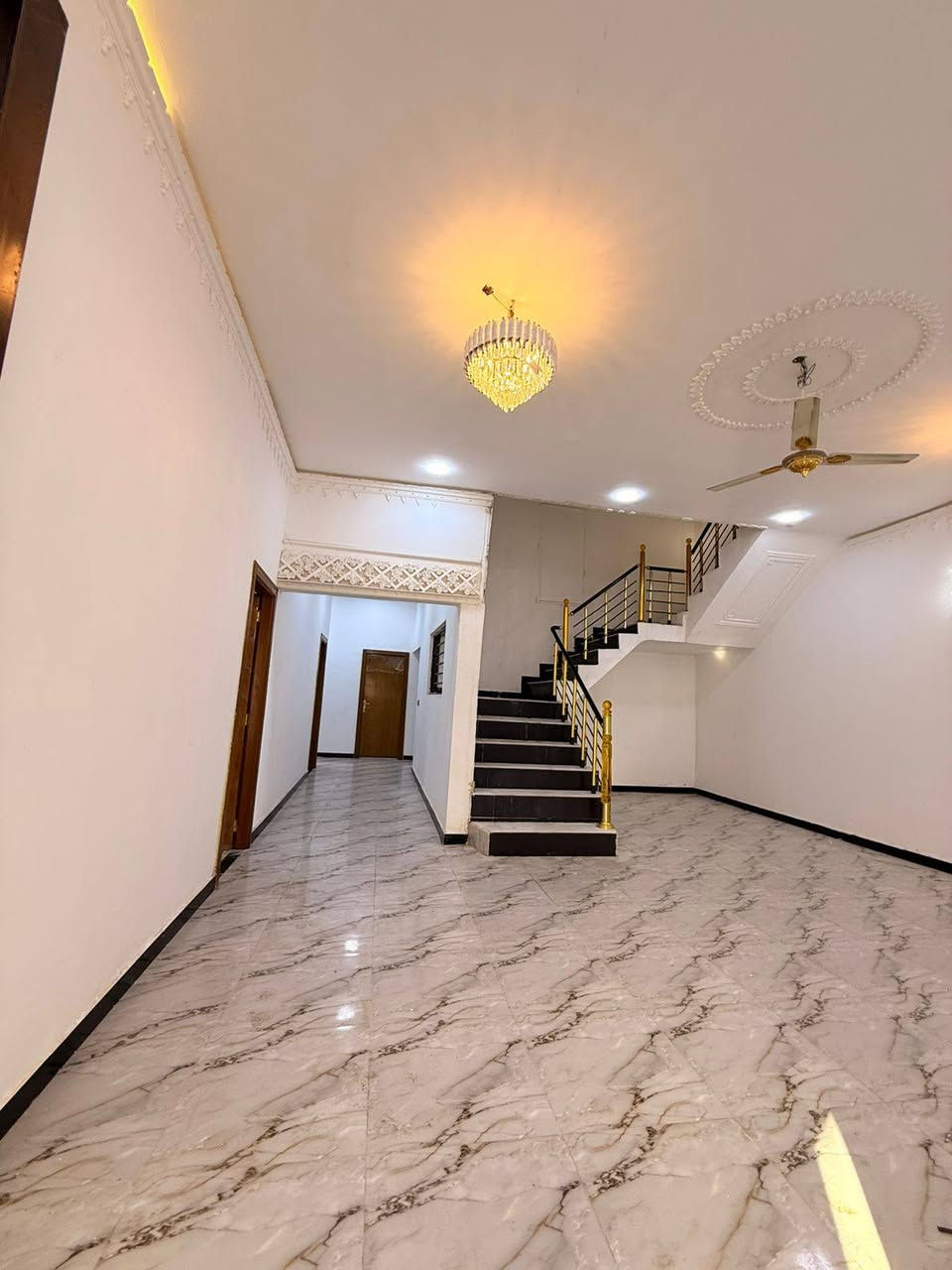 #سلام عليكم وسعد الله أوقاتكم 👋⁉️

دار سكن للبيع بناء حديث 
فارغ و جاهز للسكن 

المساحه 240 متر على شارع تبليط 11 متر و كافه الخدمات متوفره 

يحتوي البيت على ثلاث 3️⃣ غرف نوم و ديوان 
و مطبخ 
و صاله و صحيات داخلي 
و خارجي 
و مناور عدد 2
و كراج سياره بيت كلش مرتب

#العنوان بصره أبي الخصيب قرب المحكمه الجديده موقع راقي و مرتب 

طابو ملك صرف زراعي بأسم عراقي راعي لارض موجود نفس المنطقه 
تكعد ويا مباشرتاً

السعر 120. و بي مجال 
لتواصل *********** ابو ملاك البصرة, العراق
