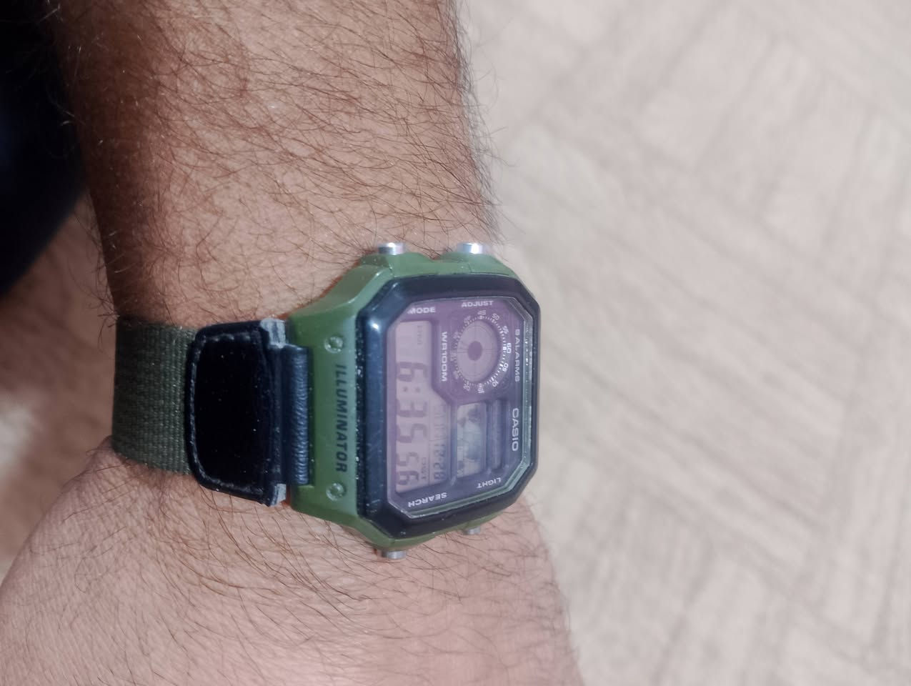 ⌚ ساعة كاسيو عسكري خريطة (Casio AE-1200WH – World Time)
تحفة عملية وأيقونة كاسيو المشهورة باسم (Royal).
 المواصفات:
شاشة رقمية متعددة الوظائف.
عرض التوقيت العالمي (31 منطقة – 48 مدينة).
5 منبهات + منبه غفوة + إشارة رأس الساعة.
ستوب ووتش بدقة 1/100 ثانية (حتى 24 ساعة).
تايمر عكسي (حتى 24 ساعة).
إضاءة LED خلفية (Illuminator).
تقويم أوتوماتيكي كامل لغاية 2099.
صيغة 12/24 ساعة.
مقاومة ماء 100 متر (WR100M).
هيكل راتنج خفيف الوزن ومتين.
بطارية عملاقة تدوم حتة 10 سنوات


**إذا كنت صاحب هذا الإعلان وتريد حذفه لأي سبب، رجاءا أرسل رسالة إلى الدعم الفني**