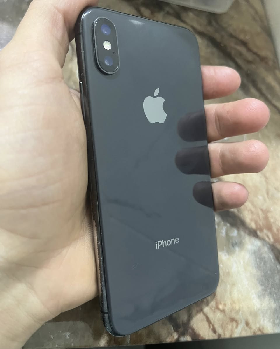 سلام عليكم ايفون x عادي للبيع ذاكرة 256 بطارية 100 مبدلة جديد بس الكامرة الامامية ما تشتغل مكاني بغداد. ساحة عدن او الشالجية السعر. 165 وبي مجال بسيط حك الجية ***********
