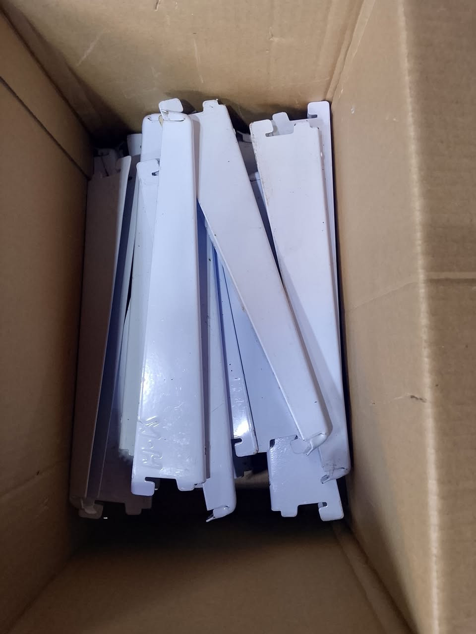 سلام عليكم رفوف جديده ستعمال أقل الشهر نضافه فول 
العدد 17 رف سعر الزوج 5 الف 
والشيالات 26 شيال الزوج 1000 دينار 
***********
