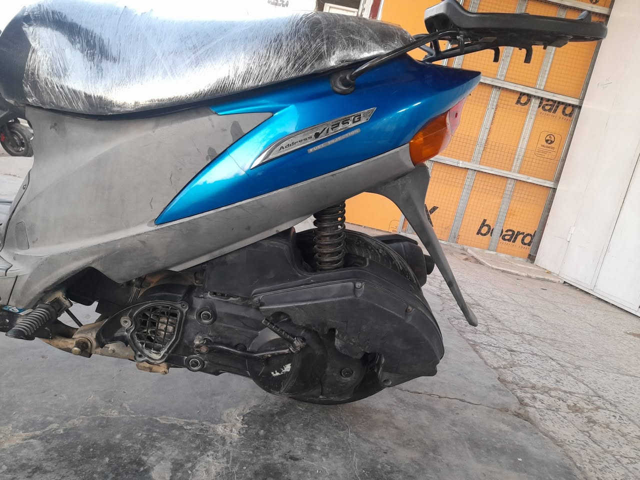 لسلام عليكم دراجة ساسوكي ادرس ياباني نضيفة اي نقص مابيهة نكرة سلف اورق كاملة لمكان لغزالية لسعر 300 لشراي يتصل ***********
