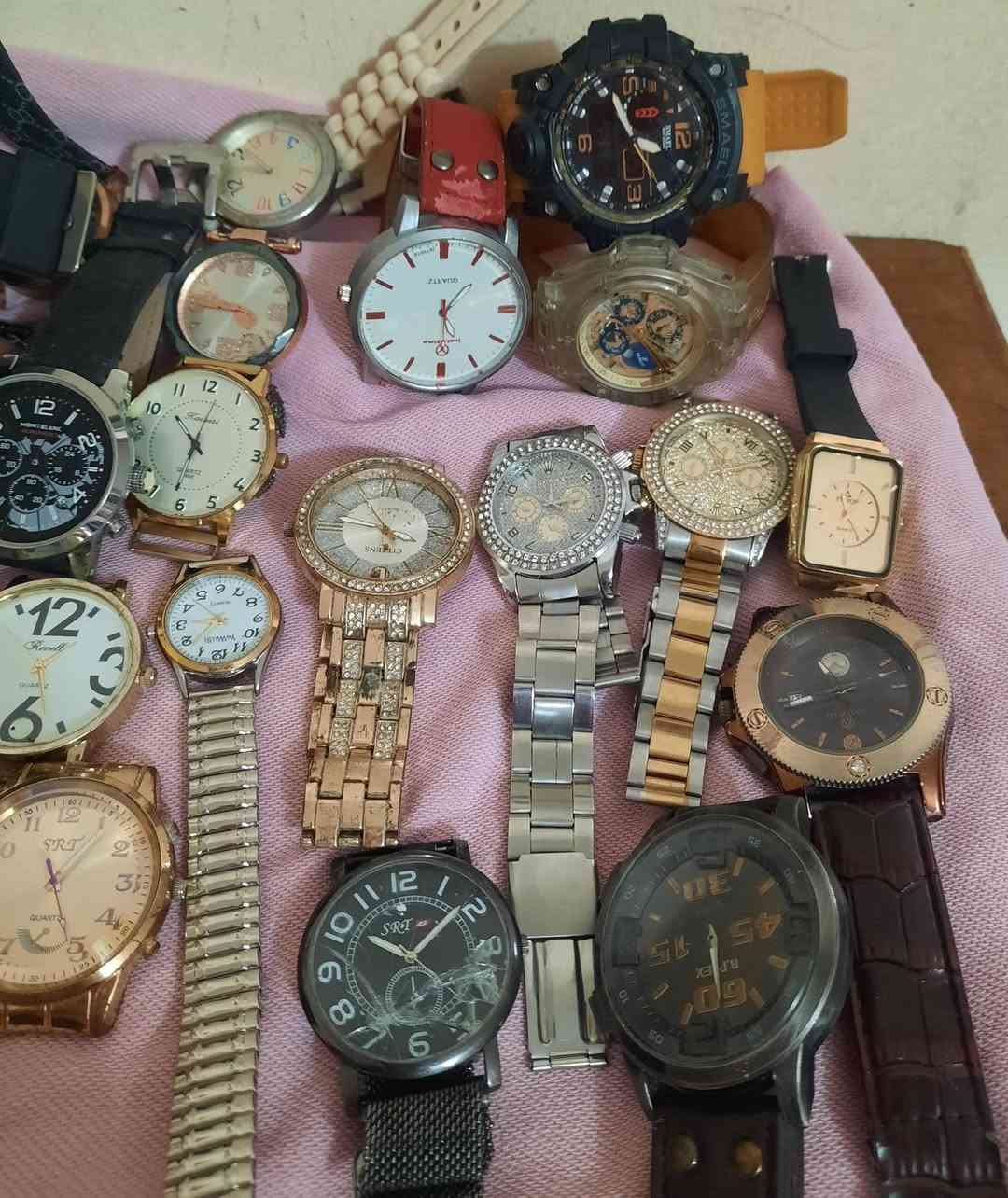 ساعات مستخدمه نقص سير أو باتري  العدد (٣٢) قطعه السعر( ٣٥) الف العنوان بغداد المعامل منطقة الباويه مقابل حسينية الرسول الأعظم للتواصل *********** (لايوجدتوصيل )
