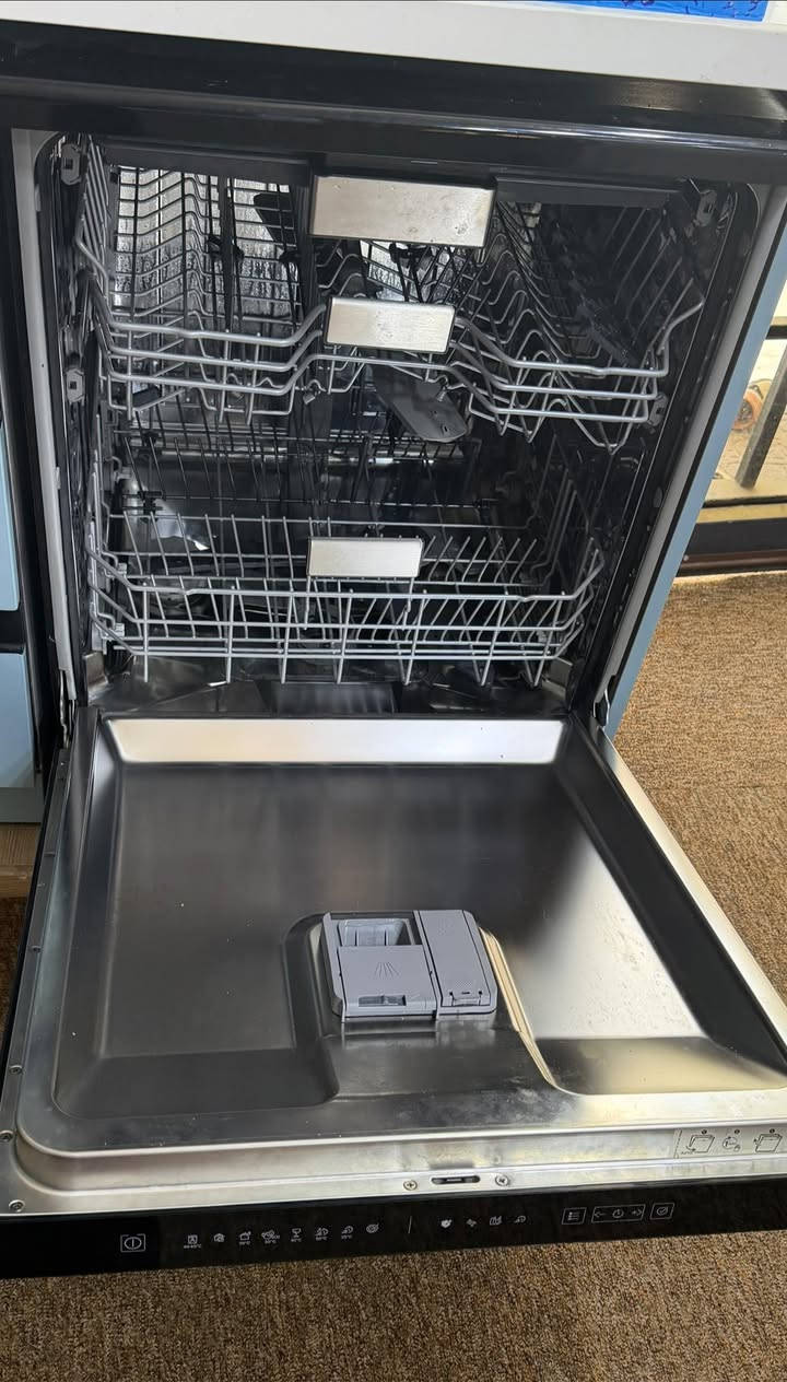 غسالة هيتاشي اصدار جديد ١٥ نفر بحاله ممتازه للبيع مستخدمة منذ ٣ اشهر ومشغليها٩ مرات فقط ٨ برامج غسل بالاضافه لبرامج مساعده تعقيم وبخار وتجفيف وفتح تلقائي 
السعر ٨٠٠ وبي مجال  ***********
