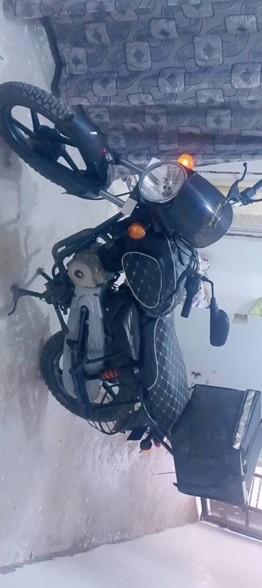 السلام عليكم بوكسر موديل 22 أوراق كامله نضيفه مكينه ناعمه خير من الله رايدهه بمليون 200 وبيهه مجال مكاني الحسينيه الراشديه ***********
