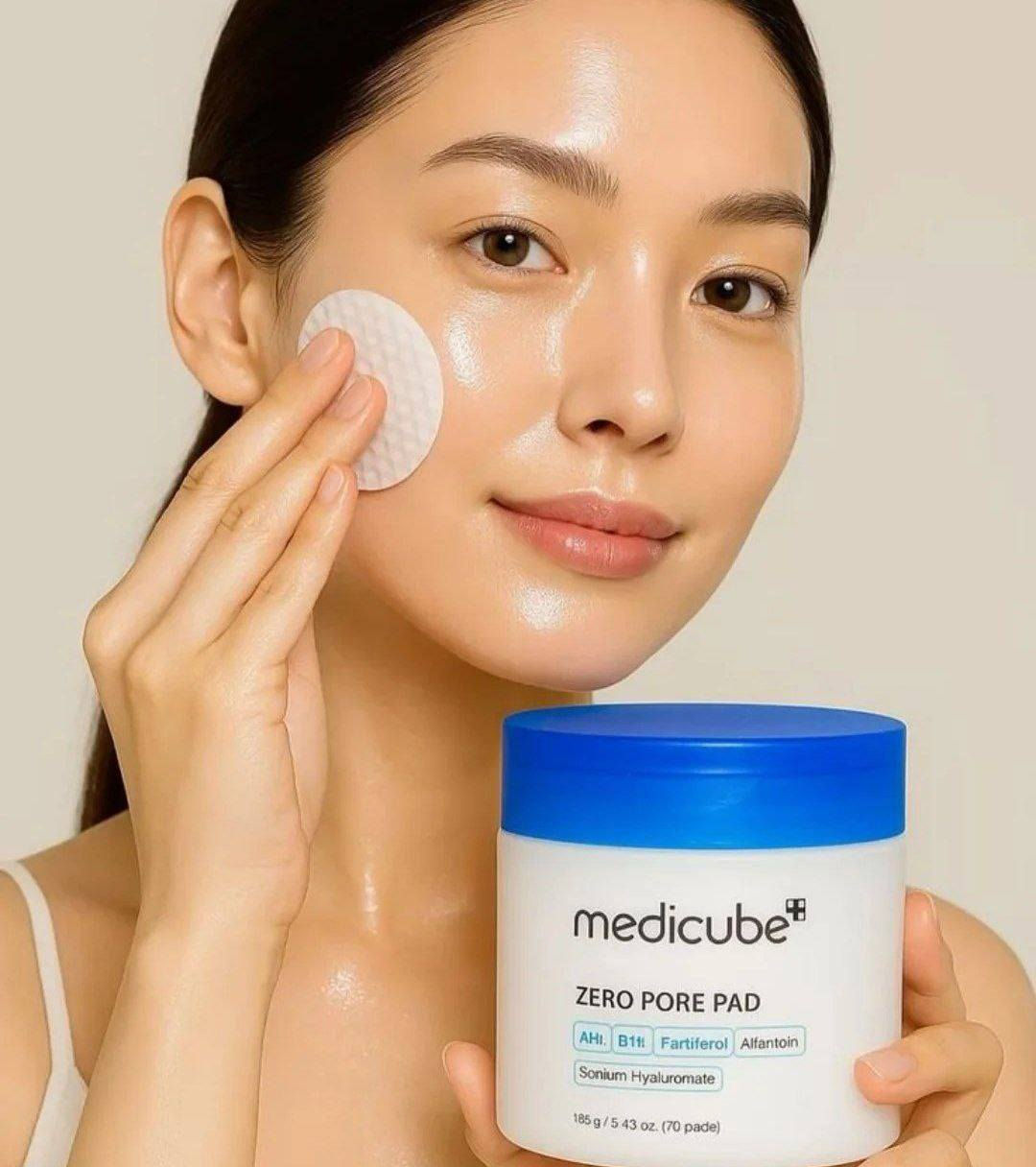 وسادات ميديكيوب زيرو بور (Medicube Zero Pore Pad) هي منتج كوري للعناية بالبشرة مصمم خصيصًا لتنظيف المسام العميقة وتقليل ظهورها بشكل فعال. هذه الوسادات مزدوجة القوام غنية بمزيج من المكونات النشطة مثل أحماض ألفا (AHA) وبيتا (BHA) هيدروكسي، والتي تساعد على التقشير اللطيف والتحكم في الإفرازات الدهنية. 
الفوائد الرئيسية
تنقية المسام: تساعد على إزالة الشوائب والدهون المتراكمة والرؤوس السوداء والبيضاء من المسام، مما يمنح بشرة أنقى.
تقشير لطيف: تحتوي على أحماض AHA و BHA لتقشير خلايا الجلد الميتة دون التسبب في تهيج شديد، مما يحسن من ملمس البشرة.
تضييق المسام: تساهم المكونات الحاصلة على براءة اختراع في شد مظهر المسام المتضخمة بشكل ملحوظ.
تهدئة وترطيب: تحتوي التركيبة أيضًا على مكونات مرطبة ومهدئة مثل البانثينول وآلانتوين وهيالورونات الصوديوم للحفاظ على توازن رطوبة البشرة.
مناسبة لأنواع البشرة: المنتج مناسب بشكل خاص للبشرة الدهنية والمختلطة والمعرضة للشوائب، ولكنه لطيف بما يكفي للاستخدام على البشرة الحساسة مع بعض الحذر. 

كيفية الاستخدام
بعد تنظيف الوجه، استخدمي الوسادة كخطوة أولى في روتين العناية بالبشرة: 
الجانب المنقوش: امسحي به الوجه برفق من المنتصف نحو الخارج للتقشير وإزالة الشوائب والجلد الميت.
الجانب الناعم: اقلبي الوسادة واستخدمي الجانب الحريري لمسح البشرة مرة أخرى لتوحيد لونها وإضفاء لمسة نهائية ناعمة.
الامتصاص: ربتي بلطف على الوجه لمساعدة البشرة على امتصاص التونر المتبقي. 
يمكن استخدامها مرة أو مرتين يوميًا، ولكن يفضل البدء بـ 2-3 مرات في الأسبوع للبشرة الحساسة.

سعر خاص 

تـــــــوصيــــــ🚗ــل بغـــــداد 4 محــافظات 6


**إذا كنت صاحب هذا الإعلان وتريد حذفه لأي سبب، رجاءا أرسل رسالة إلى الدعم الفني**