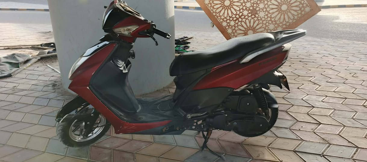 سلام عليكم دراجه سكنس البيع مامفتوحه كهربائيات كلهه شغاله سلف وهند شلعه ومعدل  سعر 350 وبيهه مجال 
***********
