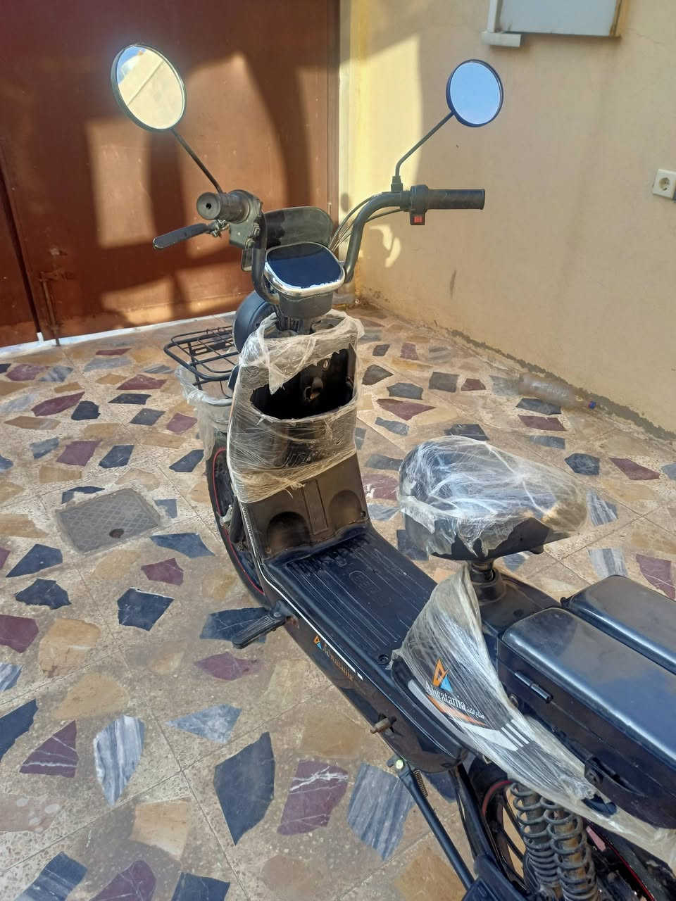 ماطور شحن للبيع بس يحتاج تبديل عقل مابي غير هاذ العطل
و بي بعض الملحقات مال الماطور البايدار و مكان للموبايل و دبل سويج وبصمة تشغيل عن بعد 
السعر راسلني خاص او خبرني على هاذ الرقم
*********** اسيا
