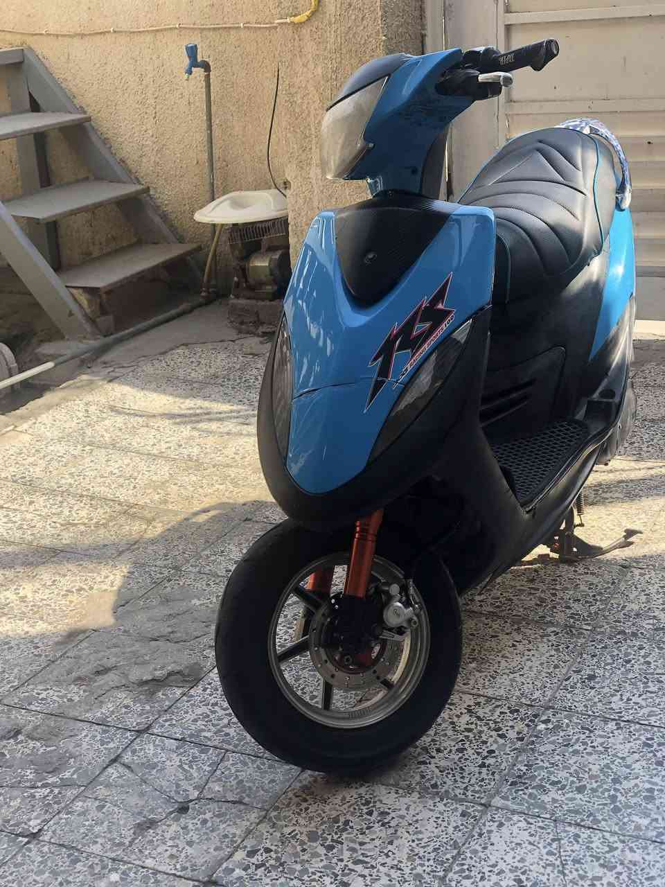 سلام عليكم شباب ماكس عدله دراجة كلش كلش حلوه مكينه بلاديه قبل شهر عدل جبته من الرمبه جيب الف فيتر وياك وتعال دراجة نصبته بل حقيقه احله بهواي بيها شغلات بسيطة ويل اصلي صدر اصلي صالنصه اصليه ولمسات كاربون فايبر شوته مال اربعه كشن اربعه اصلي قبق عنبار اصلي قبق فلاوين الدراجا شلعه معدل بعد مكينه جديده نكره بكل وقت بيها نواقص بسيطه 750 وبيها مجال بسيط ***********
