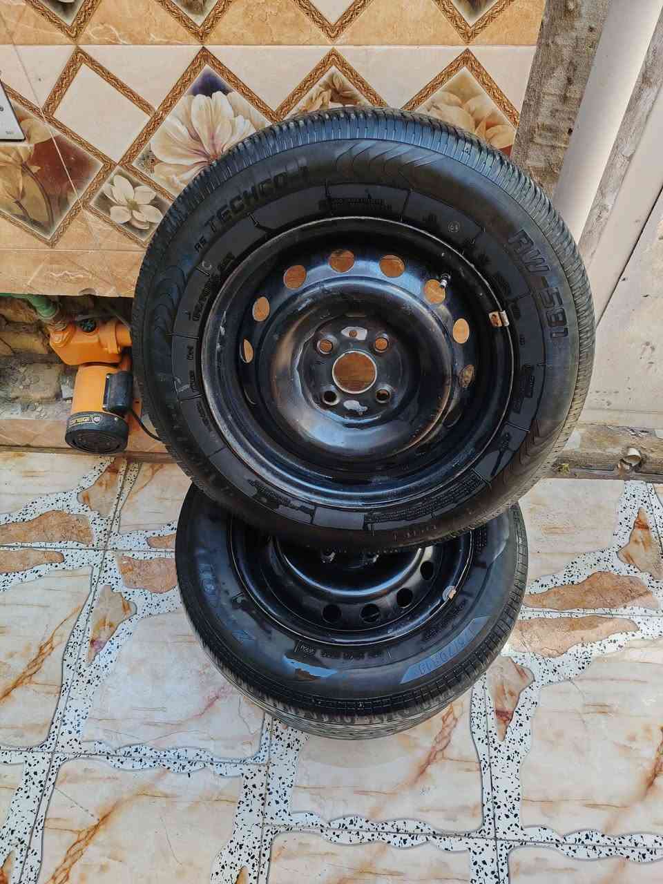 ويل حديد حجم 14 مع تاير عدد 3 ويل 
السعر 75 
موجودات بلكوفه
***********
