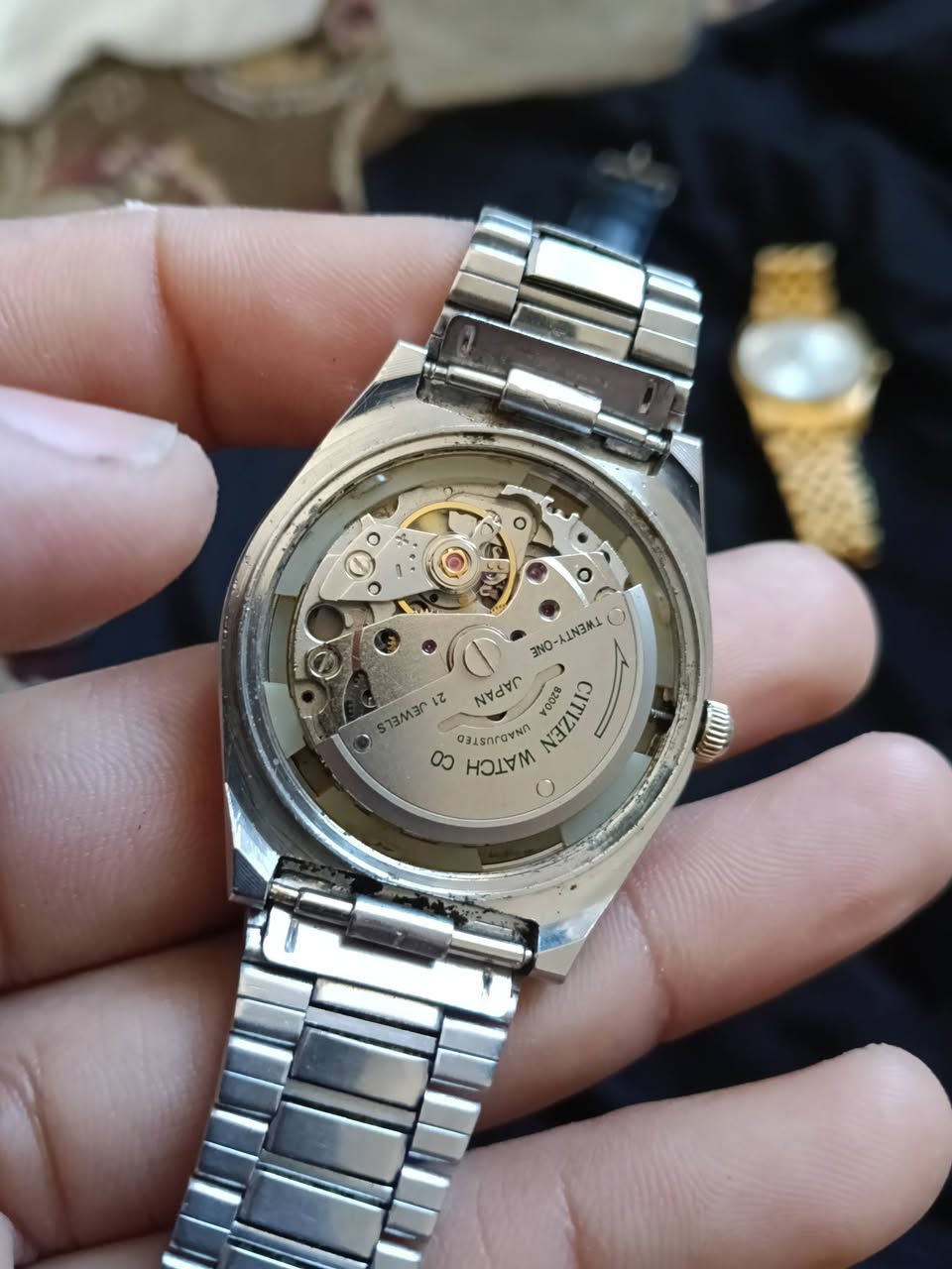 سيتيزن إيجل 7  (Citizen Eagle 7 Automatic )
ڤنتج، وتعتبر قطعة استثنائية لهواة جمع الساعات الكلاسيكية. 
التصميم: تتميز بقرص أسود مع لمسات ذهبية وتصميم كلاسيكي قديم.
المميزات: تحتوي على نافذة لعرض اليوم و التاريخ عربي انكليزي مميز
الحركة: تعمل بحركة أوتوماتيكية (21 جوهرة).
المواد: الهيكل والحزام مصنوعان من الفولاذ المقاوم للصدأ (Stainless Steel). 
السعر خاص


**إذا كنت صاحب هذا الإعلان وتريد حذفه لأي سبب، رجاءا أرسل رسالة إلى الدعم الفني**