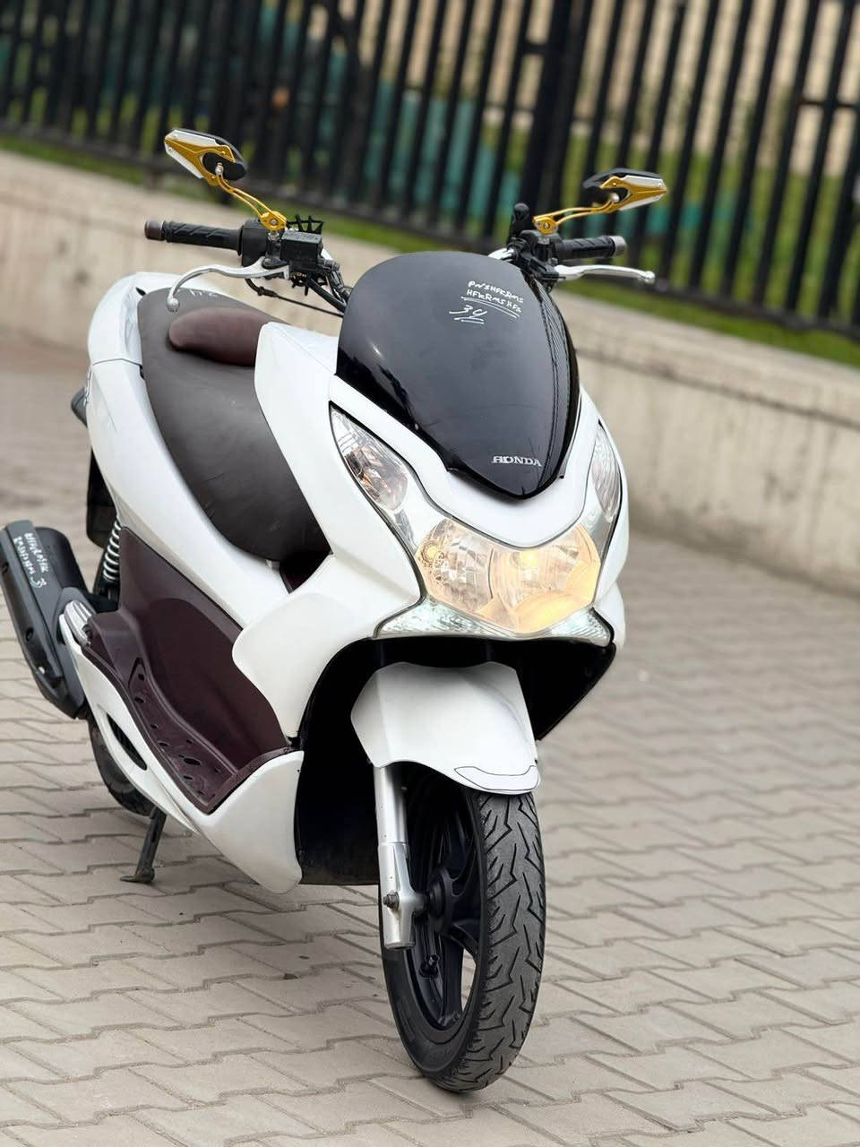 السلام عليكم للبيع دراجه pcxجيل الاول  دراجة مال رمبه ماخذها رمبه الدراجه وأعلى ايدي ياباني الاصلي دراجه جديده مال جناي وعلئ ايدي لون مميز 
ياباني الاصلي دراجه كامله أستان كهربائي حساس ازدحام حرف دراجه جديده الدراجه مكينه لوك شلعه معدل خير من اللّٰه دراجه تكول جديده بمعنئ الكلمه واحلا من الصور مال جناي المكان بغداد دراجة مكفوله اي نقص مابيه السعر مليون و450الف
وبيها مجال   
اي استفسار  *********** بغداد, العراق
