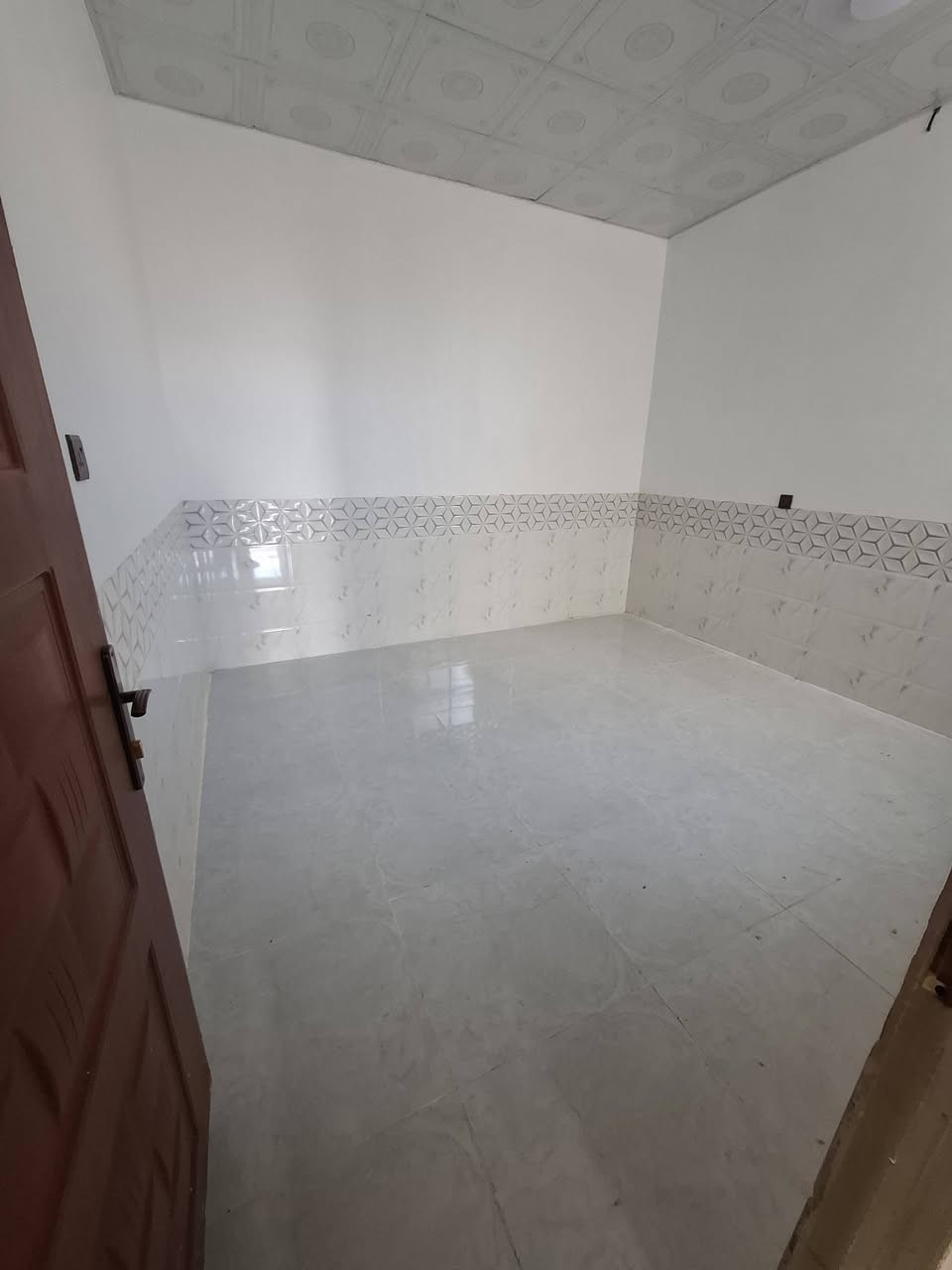 السلام عليكم
مشتمل للبيع مساحة 50 متر سند 25 أقرار محكمة  كافة الخدمات مي مجاري كهرباء تبليط الخ ...  العنوان مجاور جامعة كربلاء  قرب مدينة الزائرين  يبعد عن الأمام الحسين ع 4 كم السعر 33 قفل 🔐  للأستفسار أكثر أتصل ***********
