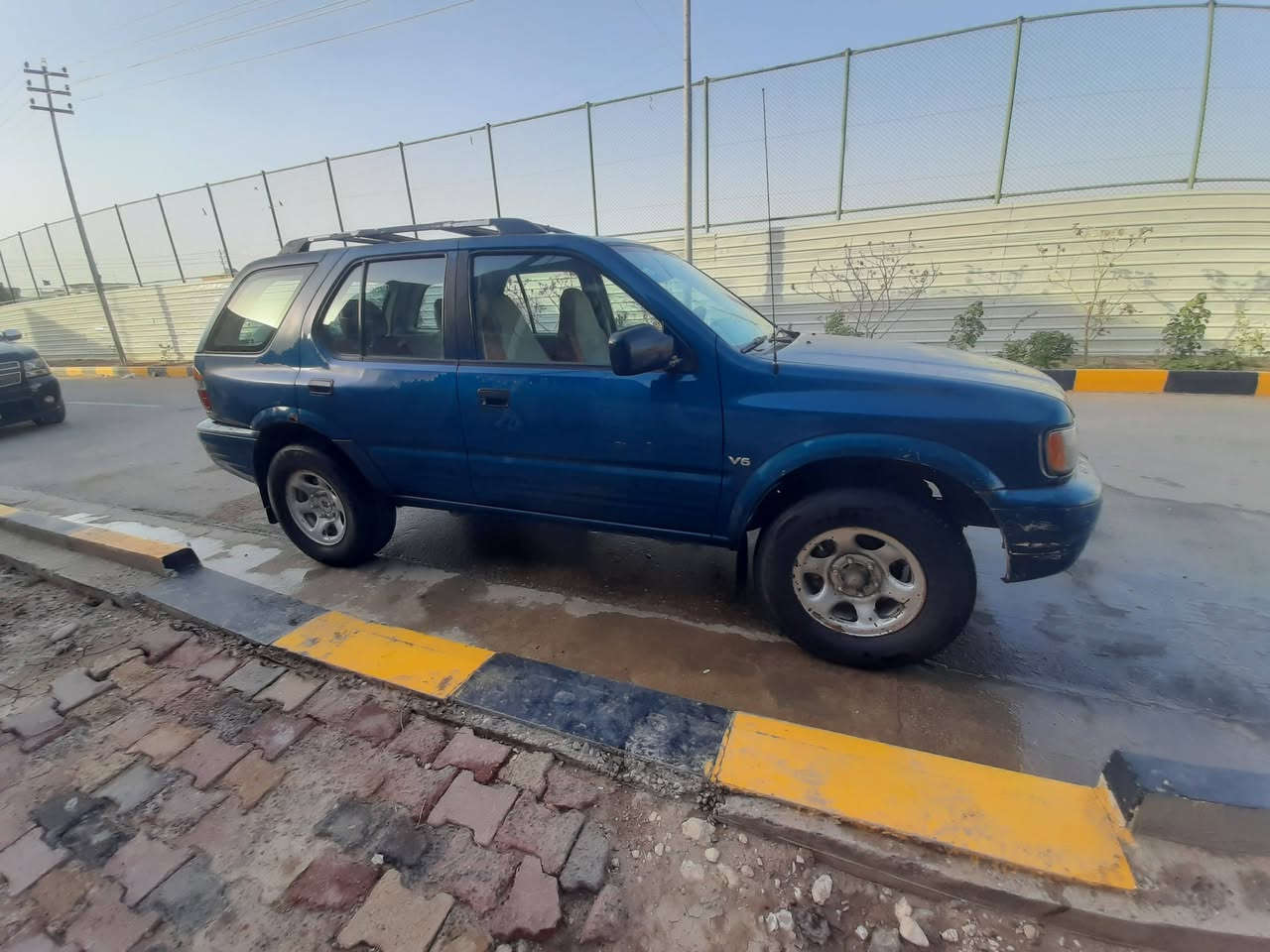 السلام عليكم سياره ازوزه موديل 2000 گير ومكينه جاهزه رقم انكليزي ذي قار باسمي بكاني ناصريه مركز والشراي يخابر ويدلل***********
