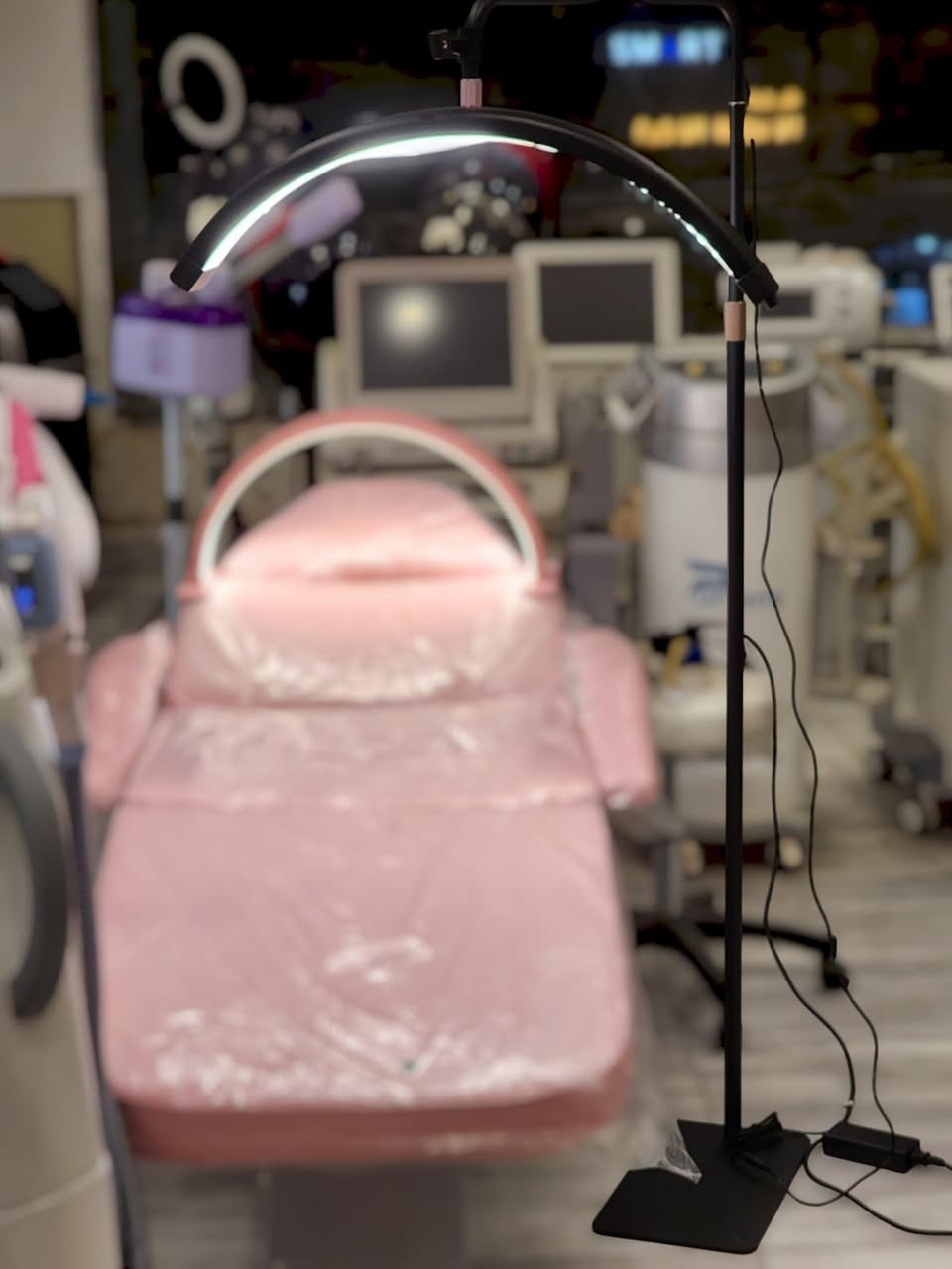 عملاق الانارة رجع توفر ... 
بولايت عمودي بلون وسطوع عالي متغير مع امكانية تحكم ريموت كونترول ...
مصباح نصف القمر تصميم لتطبيقات متعددة يخدم خبراء التجميل وفناني الوشم ومؤثري الجمال مما يجعله أداة حيوية للعناية بالبشر وخدمات الرموش 
يتوفر داخل شركة وجوه العراق ☎️
***********
0783853888
