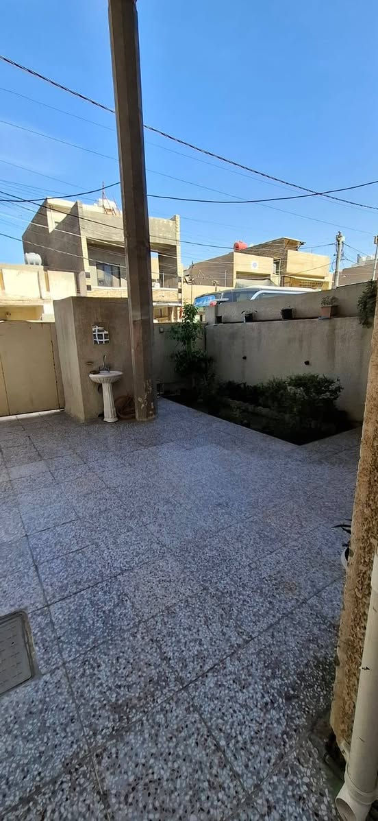 للبيع بيت طابقين .. طابو سكني صرف 
المساحة 128 متر مربع 
واجهة 7.10 متر نزال 18 متر 
يحوي كراج كبير .. حديقة .. صحيات خارجية وداخلية حمام عدد 2
3 غرف نوم مع صالة ومطبخ وحولي  مع مخزن 
الموقع ممتاز قريب على شارع قطر الندى من جهة وقريب على شارع الضغط من جهة ثانية

للمعلومات الاستفسار من صاحب البيت (حصراً) ..
 اكرر للمعلومات مع هذا الرقم فقط
على الموبايل *********** 
الرقم فیه اتصال واتساب بغداد, العراق
