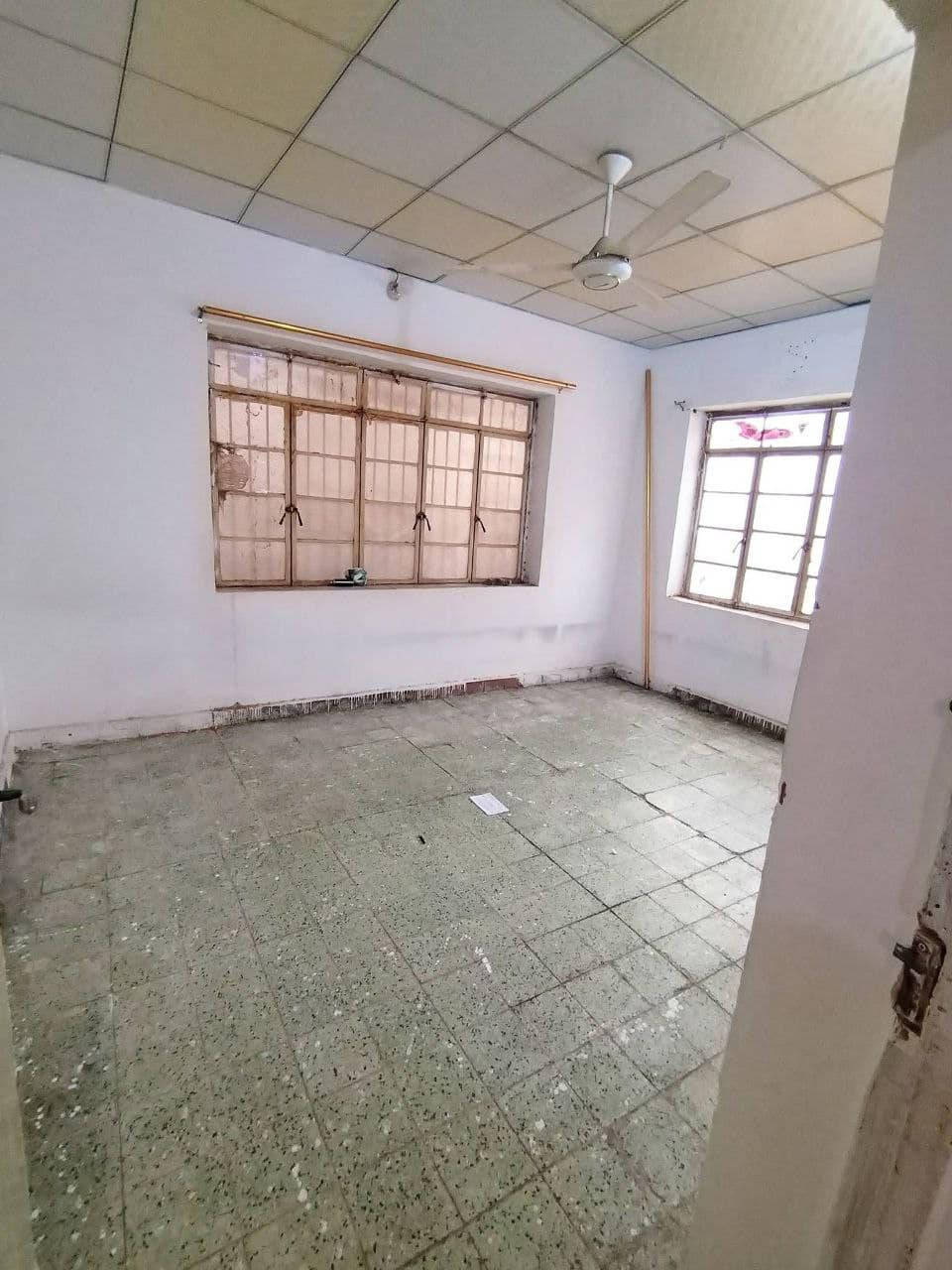 بيت للايجار
طابقين في الجنينه قرب السوگ
المساحة 220 متر

يحتوي 4 غرف نوم
توجد غرفة جبيرة طولها 9 متر

مطبخين
حمامات ومرافق
استقبال
ديوانية
كيزر ماطور
كراج للسيارة
حديقة السعر 900
***********
