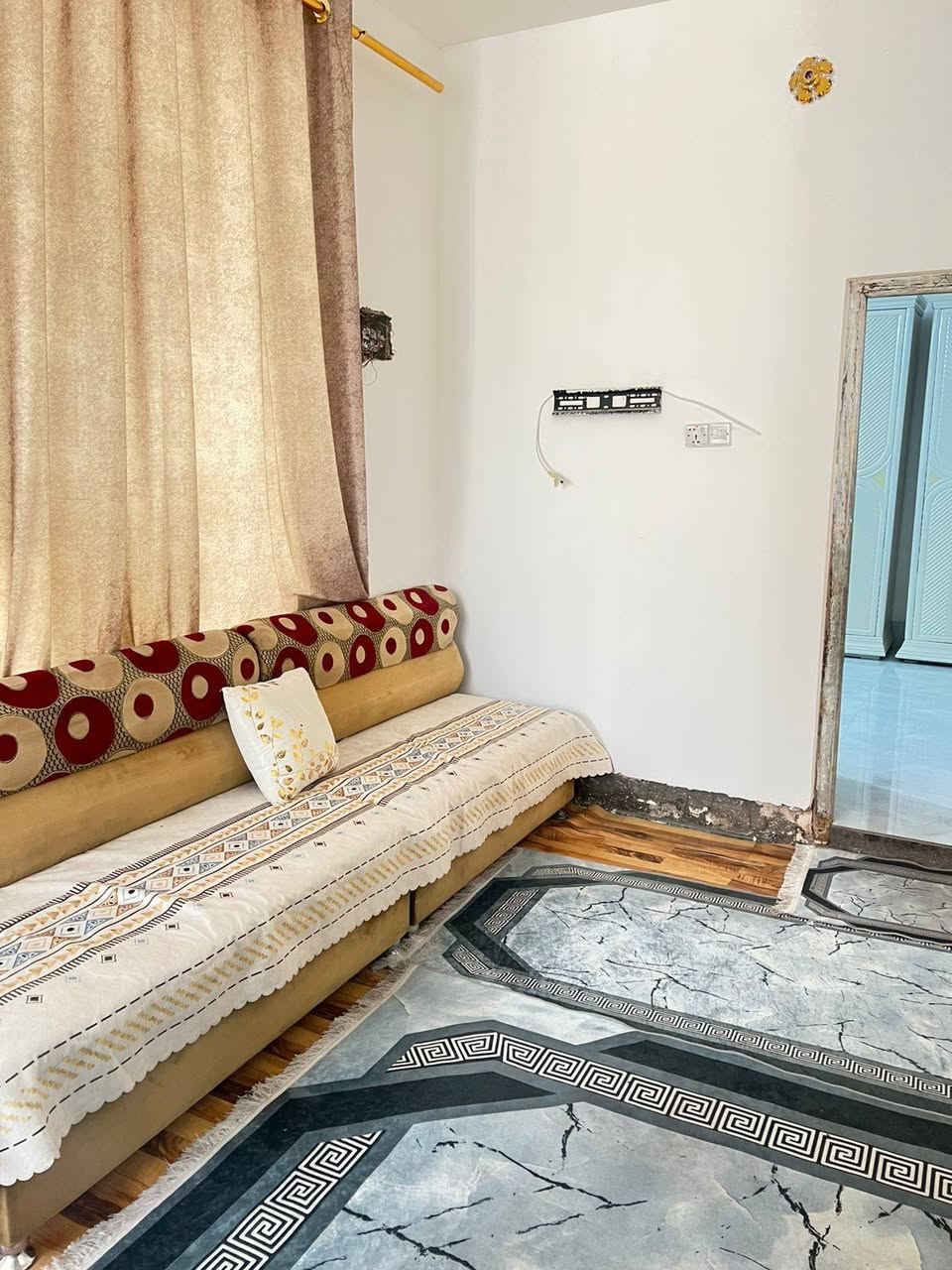 السلام عليكم بيت للبيع مساحة ١٠٠متر مربع يحتوي مطبخ حار وبارد معزولين وصاله وكلدور وغرفه ومجمع صحيات وبيتونه وصحيات خارجيه  بناءصب كونكريت بناء حديث 
العنوان ابو خستاوي شارع سيد علي قرب ملعب ابو عادل 
السعر٤٥ وبي مجال 
الشارع ييه مشروع مجاري
للاستفسار***********
