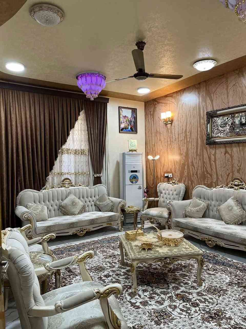 السلام عليكم
دار سكن ركن للبيع المساحة 100م (مع الاثاث)

العنوان:الديوانية حي الوحدة (شارع الزهور)

يحتوي الدار على 

الطابق الاول: استقبال ، صالة مطبخ مفتوح على الصالة ، مطبخ حار بارد ، الارضية مرمر ، درج دوار بايات مرمر 

الطابق الثاني: غرف نوم عدد 2 احد الغرف نظام سويت ، صالة ، مجموعات صحية 

للاستفسار: ***********
