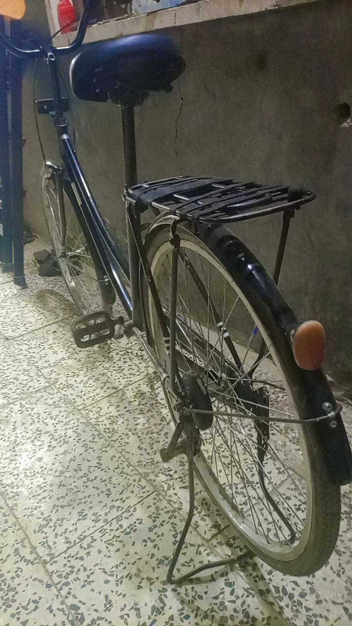 السلام عليكم بايسكل سانتوس للبيع اخو الجديد وكلش نضيف فقط الويل الوره معوج بس يمشي طبيعي متواجد بس واتساب*********** السعر 90 وبي مجال بسيط مكاني بغداد البلديات
