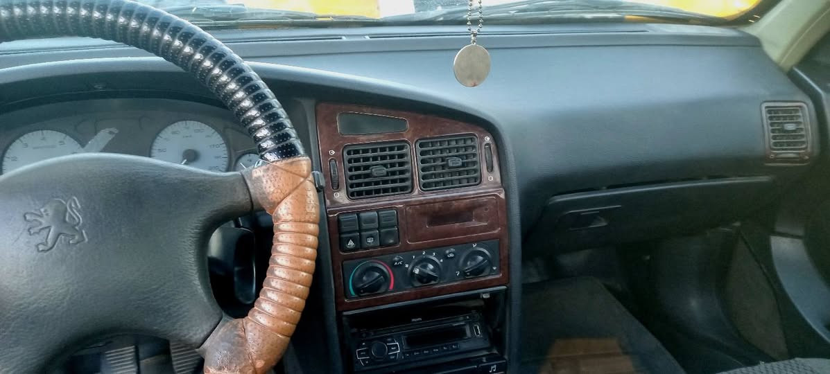 السلام عليكم
بيجو2015 مكفولة جاهزة، تخم تايرات، تخم بلكات، تبريد، كهربائيات، باتري جديد، حدادية نص ونص 
 السنوية بأسمي. فقط هيئة ومصفرة غرامات. 
السعر 38، مكان العمارة ***********
