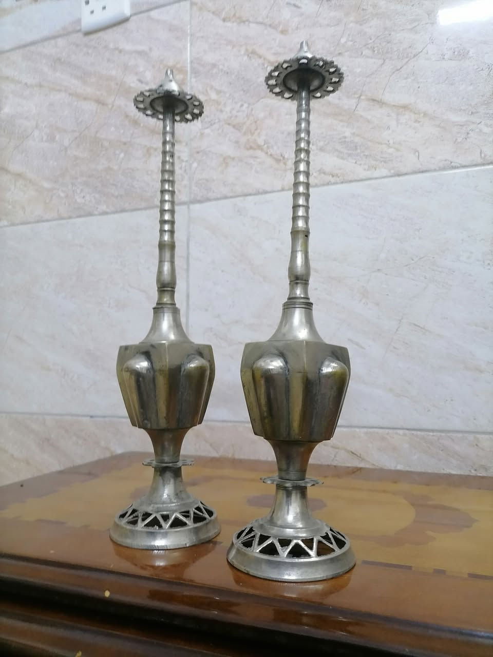 السلام عليكم ورحمة الله وبركاته جبنالكم تحفه فنيه زوج مرشات مل ماي ورد نظيفات خاليين من اي عيب للبيع السعر خاص مكان موصل يوجد توصيل كافه محافظة العراق وهذا رقمي *********** موجود واتساب علا هذا الرقم
