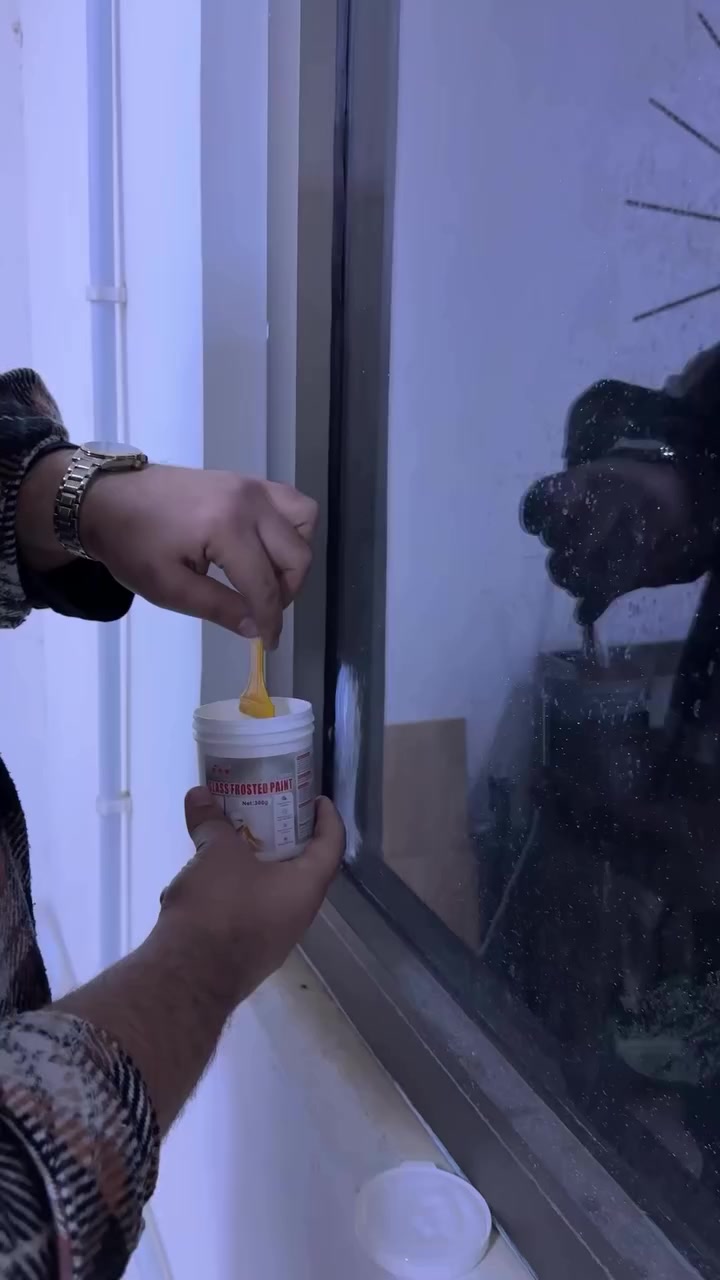 اذكر الله +صلي على النبي 🔥🤍
افحص اي طلب مني قبل لاتستلم لضمان حقك لان حقك يهمنا✨🔥

طلاء زجاج مطفي 

الاستخدامات

تحويل الزجاج الشفاف إلى زجاج مطفي للحفاظ على الخصوصية

مناسب لنوافذ المنازل والمكاتب

أبواب الحمّامات الزجاجية

فواصل المكاتب الزجاجية

المطابخ، غرف المعيشة، وغرف النوم

مشاريع DIY وتجديد الزجاج

المميزات

تأثير زجاج مطفي واضح: يسمح بمرور الضوء مع حجب الرؤية

خصوصية عالية: غير شفاف للرؤية المباشرة

التصاق قوي بالزجاج: ثبات جيد بعد الجفاف

سريع الجفاف ومقاوم للتآكل

غير ضار وخالٍ من المواد الضارة

لا يصفر مع الوقت

سهولة التطبيق: باستخدام فرشاة أو رول

مناسب للاستخدام الداخلي

وزن العبوة: 300 غرام

الملاحظات

يفضل تنظيف الزجاج جيدًا قبل الاستخدام

يترك ليجف تمامًا للحصول على أفضل نتيجة

غير مخصص للأسطح غير الزجاجية

لا يلامس العين أو الفم

يحفظ بعيدًا عن متناول الأطفال

للاستخدام الداخلي فقط

بلد المنشأ: الصين
السعر 22الف والتوصيل مجاني 🔥🔥🔥🔥🔥🛒
#طلاء_زجاج_مطفي #اصباغ_ورق_جدران_باركيه_ديكورات_ديكور_أصباغ_قواطع_جبس_بورد #اصباغ_جام #إكسبلور #بغداد_بصرة_موصل_كربلاء_اربيل_نجف_الكوت_السماوة_تكريت_ديالى_حلة_نجًف_الانبار_ديوانية


**إذا كنت صاحب هذا الإعلان وتريد حذفه لأي سبب، رجاءا أرسل رسالة إلى الدعم الفني**