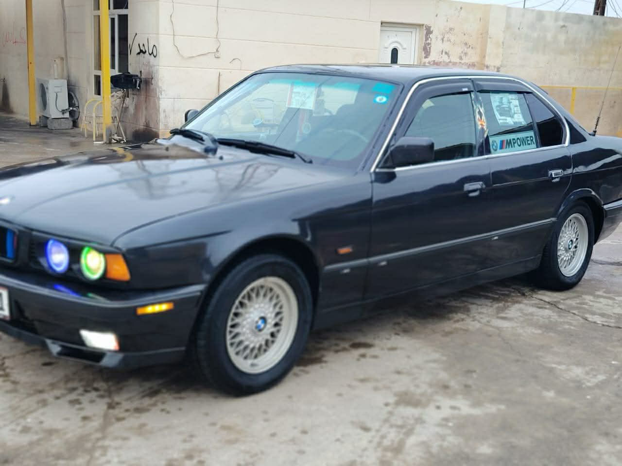 السلام عليكم BMW 520 1990
محرك فل 25 كير ميكانيك (كير و محرك شرط ) سنوية لل2030 صبغ عام جمالية شرط بدون ضربة و معجون سيارة حلوه و نظيفة و معمرة تعمير مضبوط سيارة كلها شغالة 
السعر 48 العنوان صلاح الدين الشرقاط يرهم مراوس و انطي فرق للاستفسار ***********
