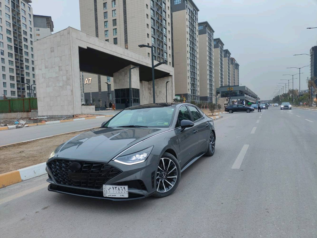 الحلوه للبيع او مراوس بيكم امريكي وفرق انطي بلمعقول 

ارخص سوناتا للمتد بهل ممشه ولون وبدون ايرباك لاتقارنه بل  SEL هاي لمتدد وحره مومعوقين

سوناتا 2022 لمتدد LIMITED اعله فئة Vib  ع ايدي اني استوردته من 22 
ماشيه 52 الف كيلو حقيقي
ضرره طخات بدون دواخل ولا ايرباك  وموجود سونار بلمنشور وصور الضرر لون سمنتي مميز 🩶
رقم بغداد حره بسمي 
خمس وضعيات قياده ✈️
موصفات مزوعه الاخير 
-----------
بصمات + داتاشو ع زجاج امامي + بانوراما + 5 كامرات + رادار جانبي امامي مانع تصادم + حساسات + شاحن لاسلكي + شفتات ستيرن + شاشه كبيره + كشنات جلد كهرباء + كير لمس + ركن وتحريك سياره بلبصمه. بعد بيه هواي موصفات 

سياره بدون اي نقص جاهزه والحمدالله شرط تحويل مكاني بغداد حي الجهاد او العامريه 

سعر 160 ومجاله كلش بسيط والله يشهد صايره عليه فوك ال 225 لان ع ايدي الاستفسار اتصال ع الرقم *********** رائد او واتساب *********** عبدالعزيز