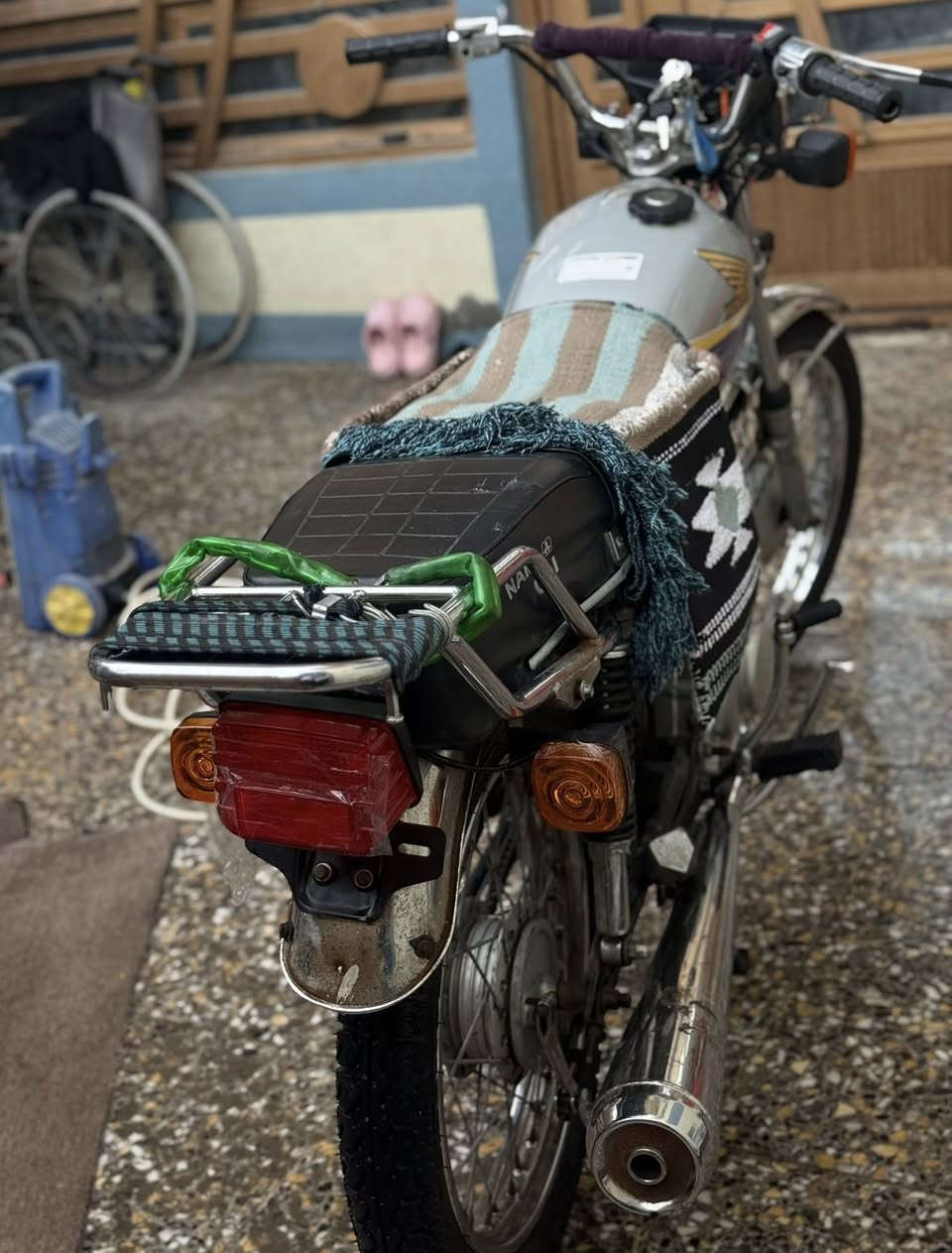 دراجه اربعه كير للبيع الشاصي هونده اصولي سنويته صاقطه واذا تريد تجدد سنويه تكدر وصاحب السنويه موجود مكينته نامه جديده صار شهرين من اشتريته الدراجه كلشي شغال بيه  هورن والدشبول بيه دبل اشاره وبيه لايت زنون وضفيرته جديده اشايره جدد الماصده جديده تعمير جديد كله الدراجه للتواصل رقمي *********** واتساب موجود او اتصال
