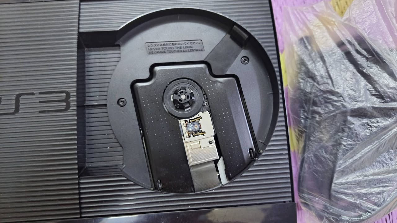 السلام عليكم للبيع بلاي ستيشن 3 سوبر سليم نظافه 100% جهاز غير مفتوح اون لاين للعلم قابل للتهكير مع 18 قرص شغالات المساحه 500 جيجا اثنين جوزتك واحده اصلي وواحده تجاري جهاز نظيف جدا سعر200 ألف بي مجال تجي تفحص عندنا براحتك العنوان بغداد مدينه الصدر قطاع صفر رقم الهاتف***********
